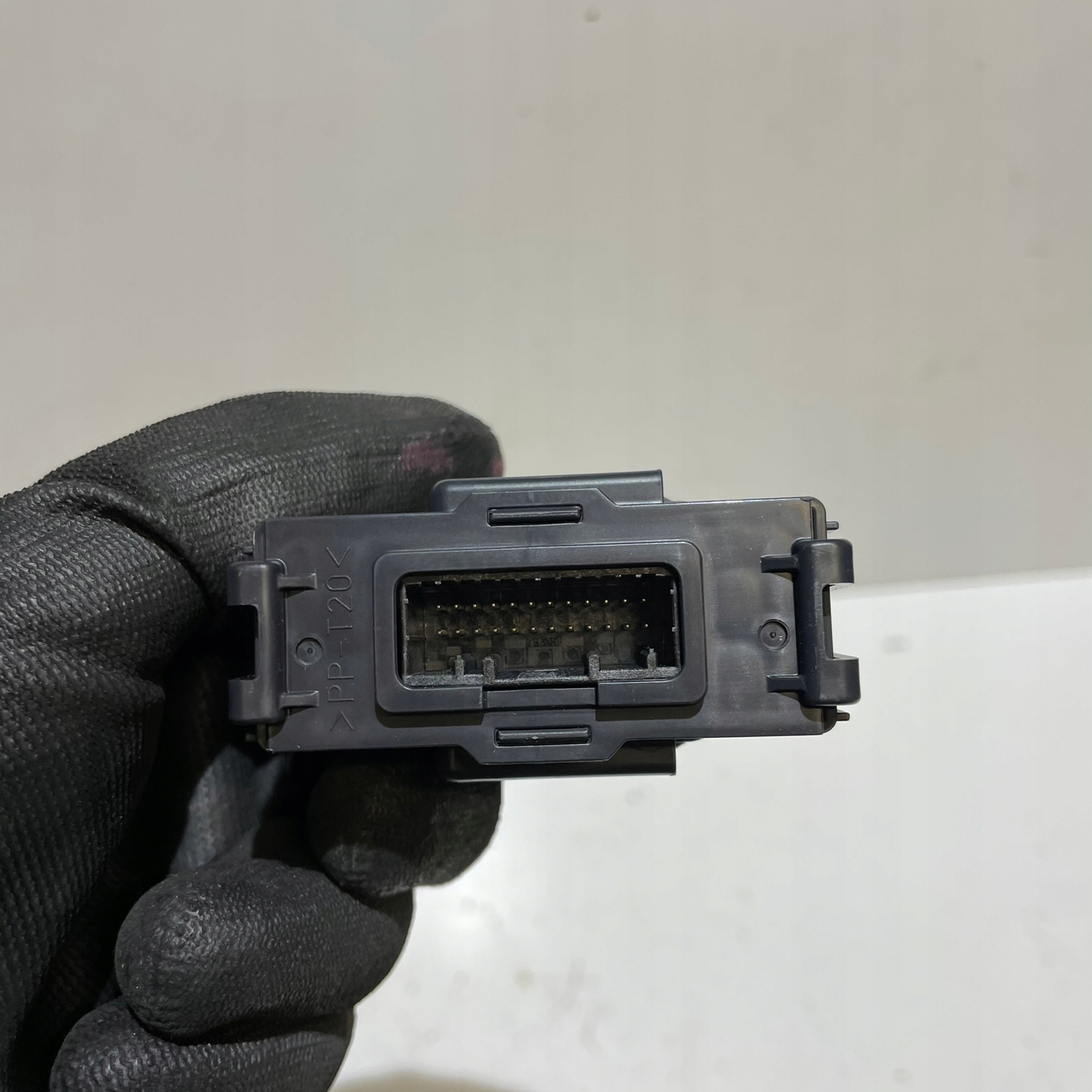 RENAULT TALISMAN LIFT MODULE CONTROL UNIT 284E77557R