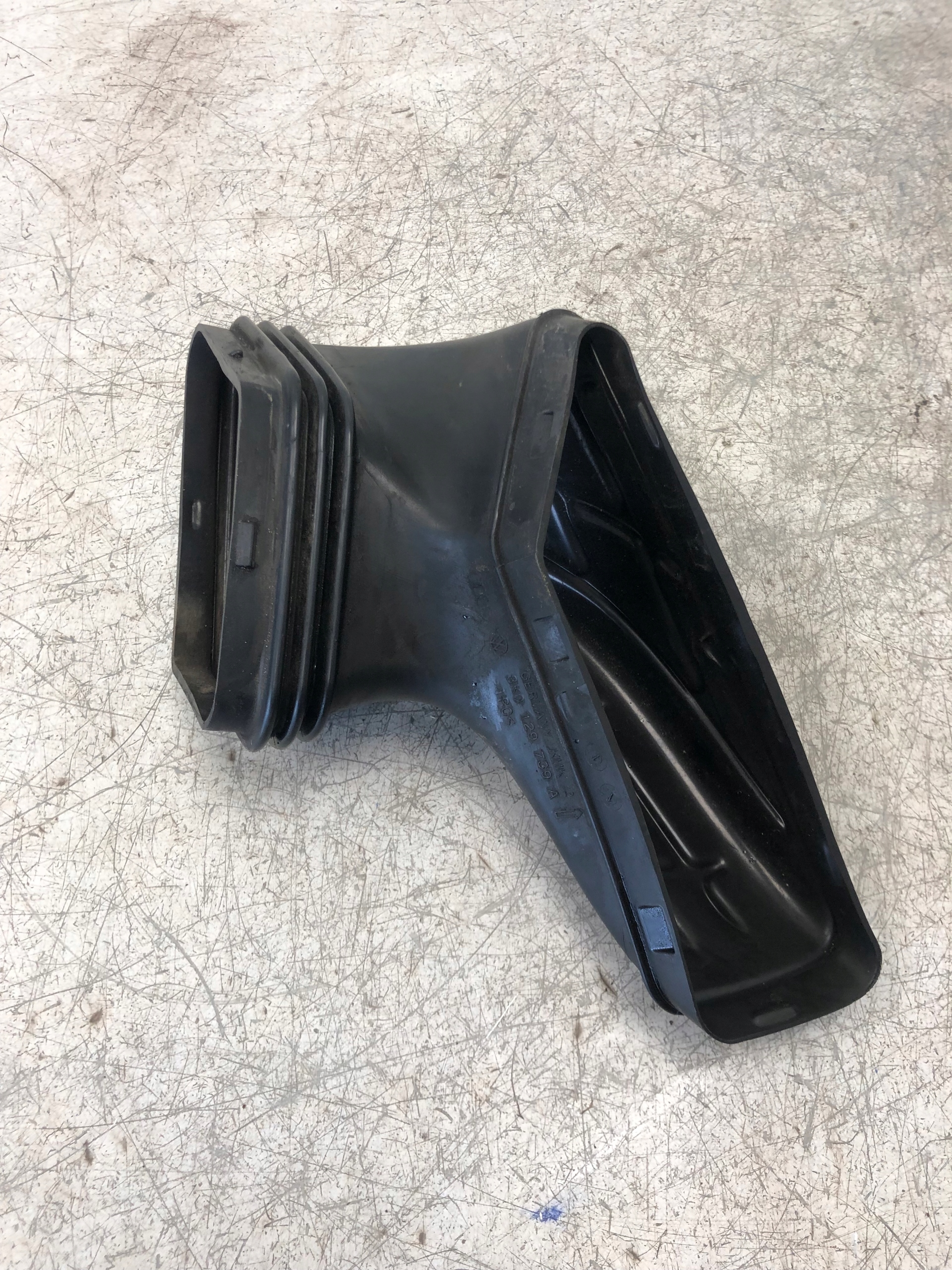 intake air hose AUDI A4 B8 A5 Q5 8K0129739A