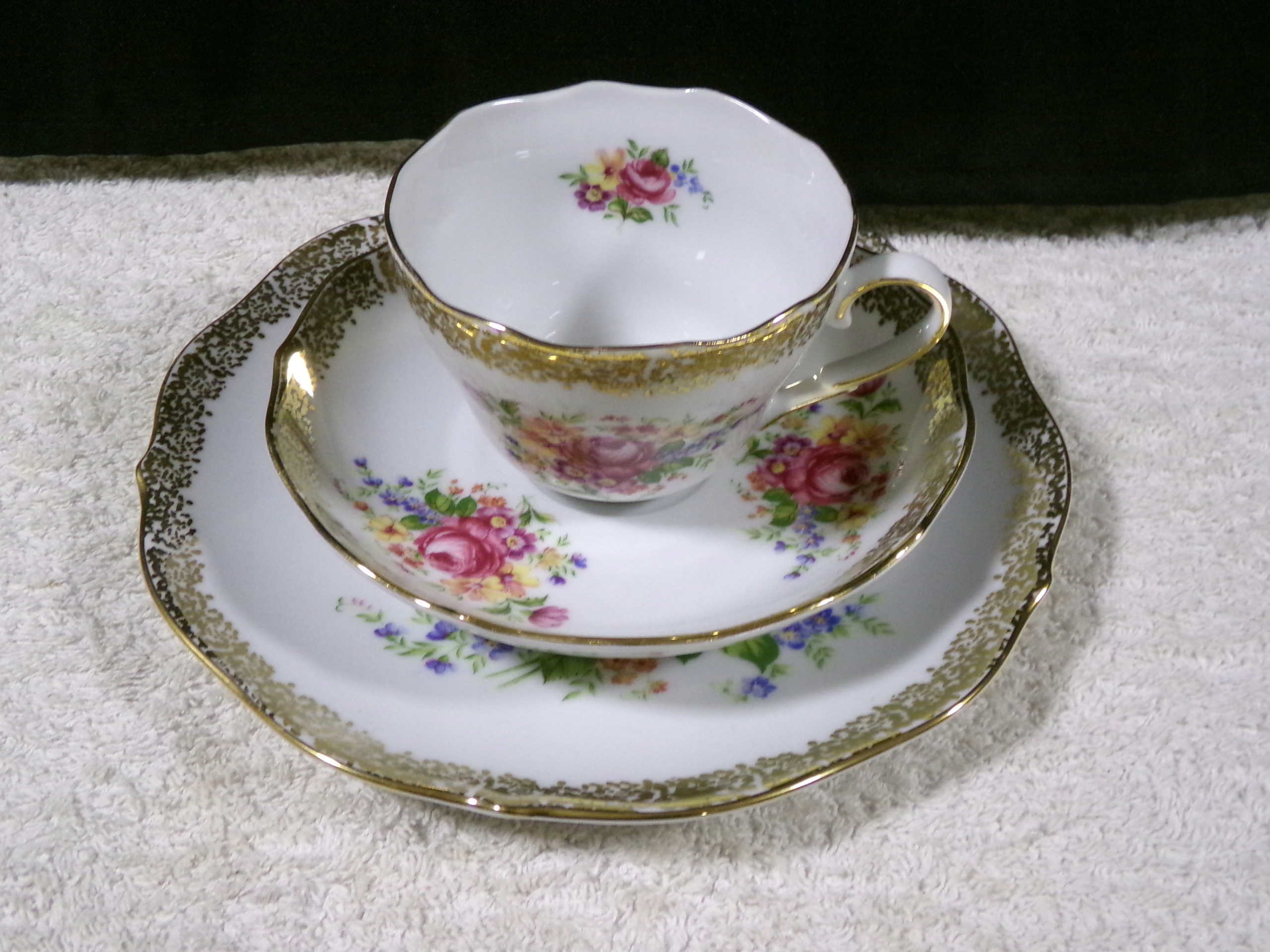 PIĘKNY ZESTAW ŚNIADANIOWY-ZŁOCISTY TRIPTIS