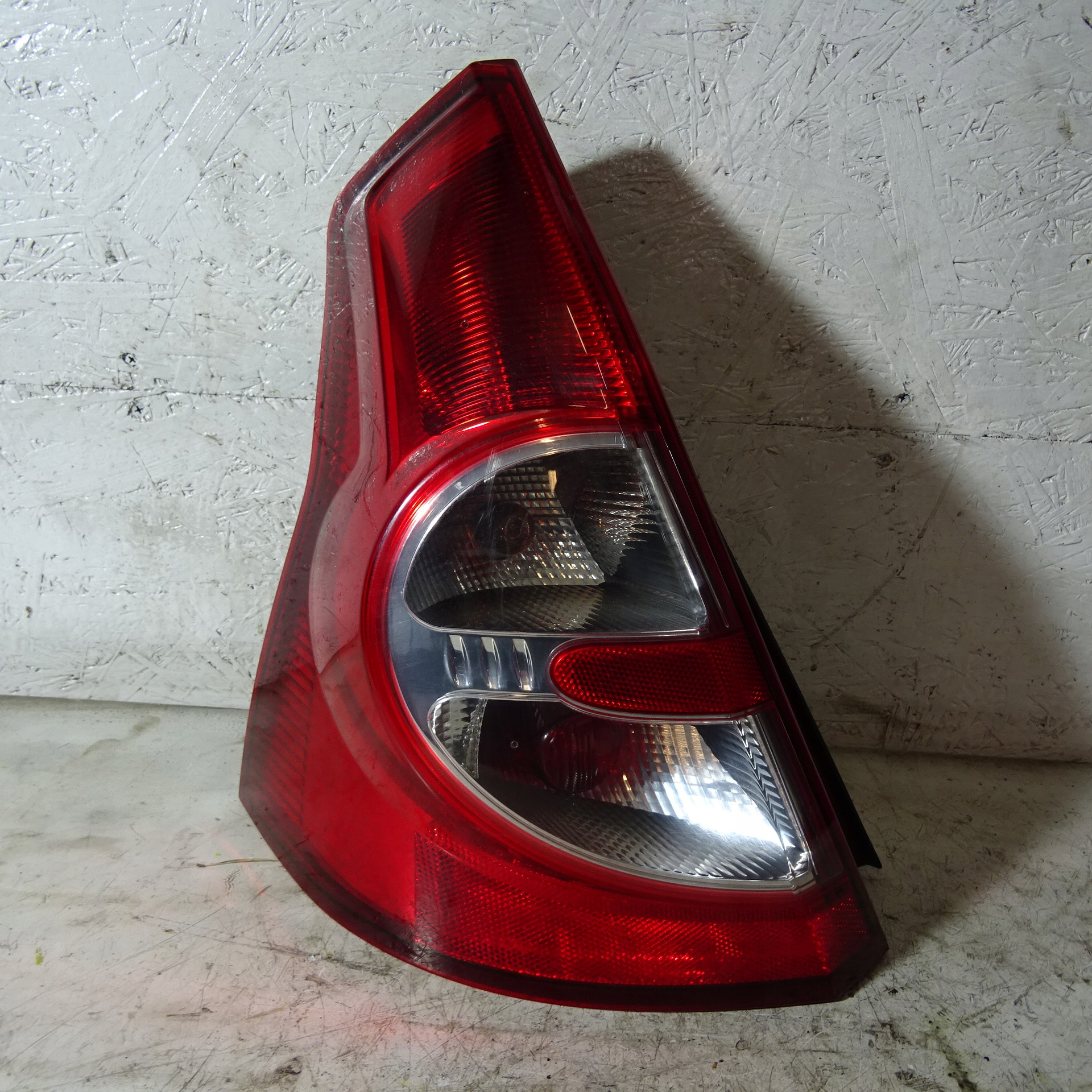 DACIA SANDERO and light rear part left 8200734825