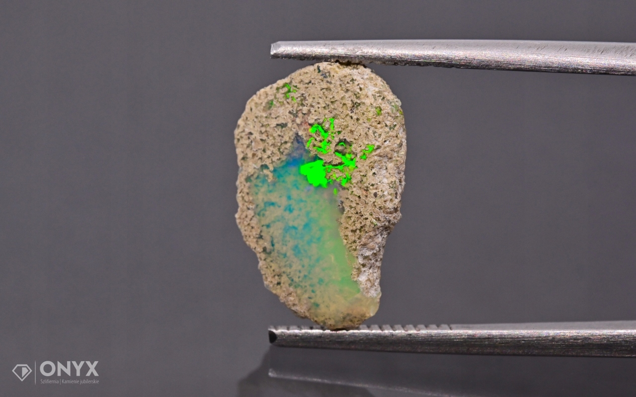 Opal z Etiopie hrudka 14x9 mm