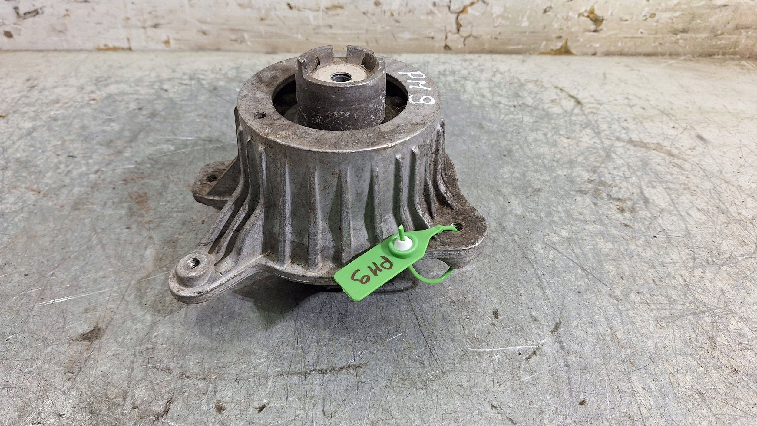 engine mount left A2132400500 MERCEDES W213