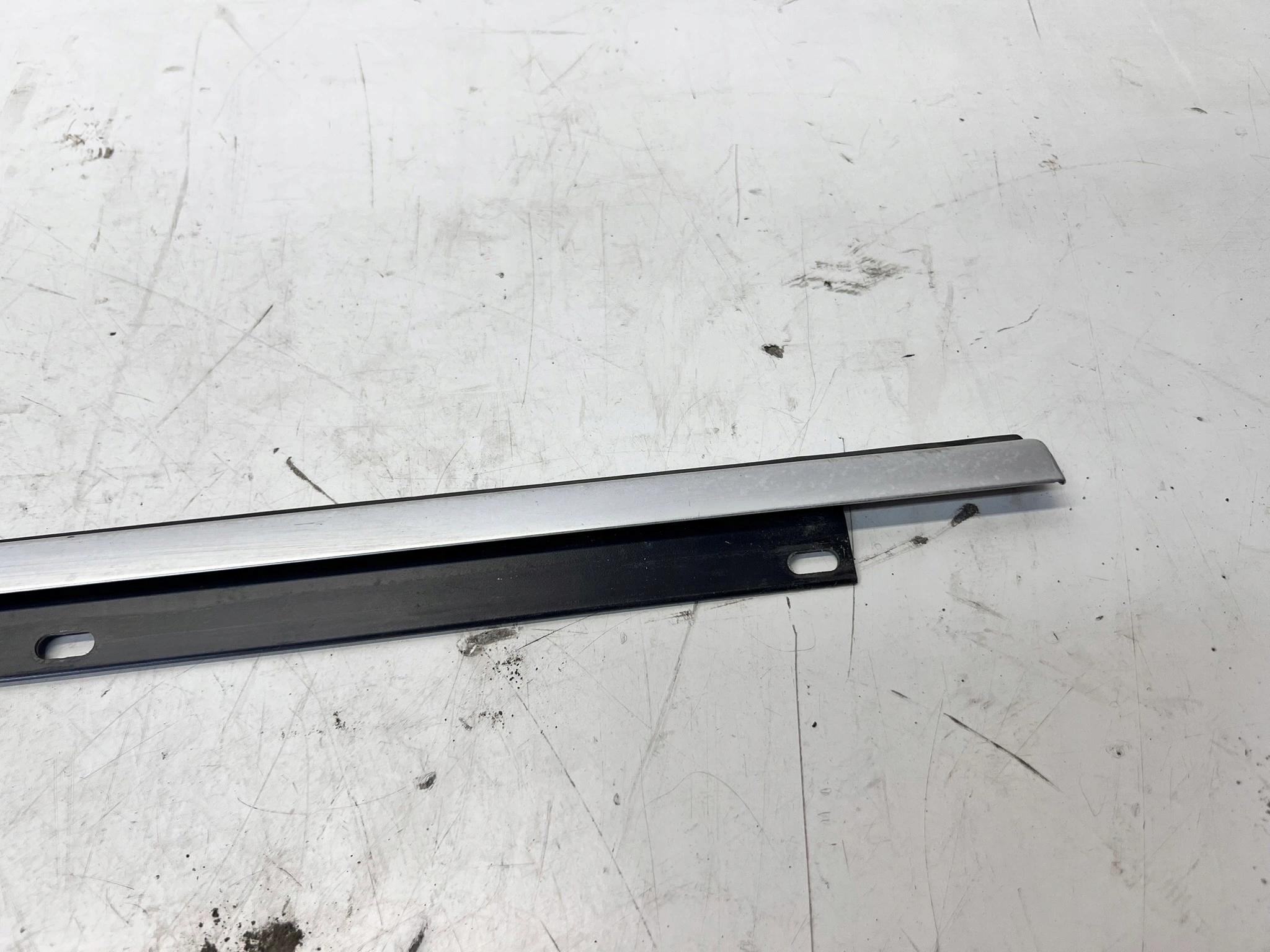 moulding dust SZYBE door right rear part CHROM AUDI A4 B7 8E0853764B