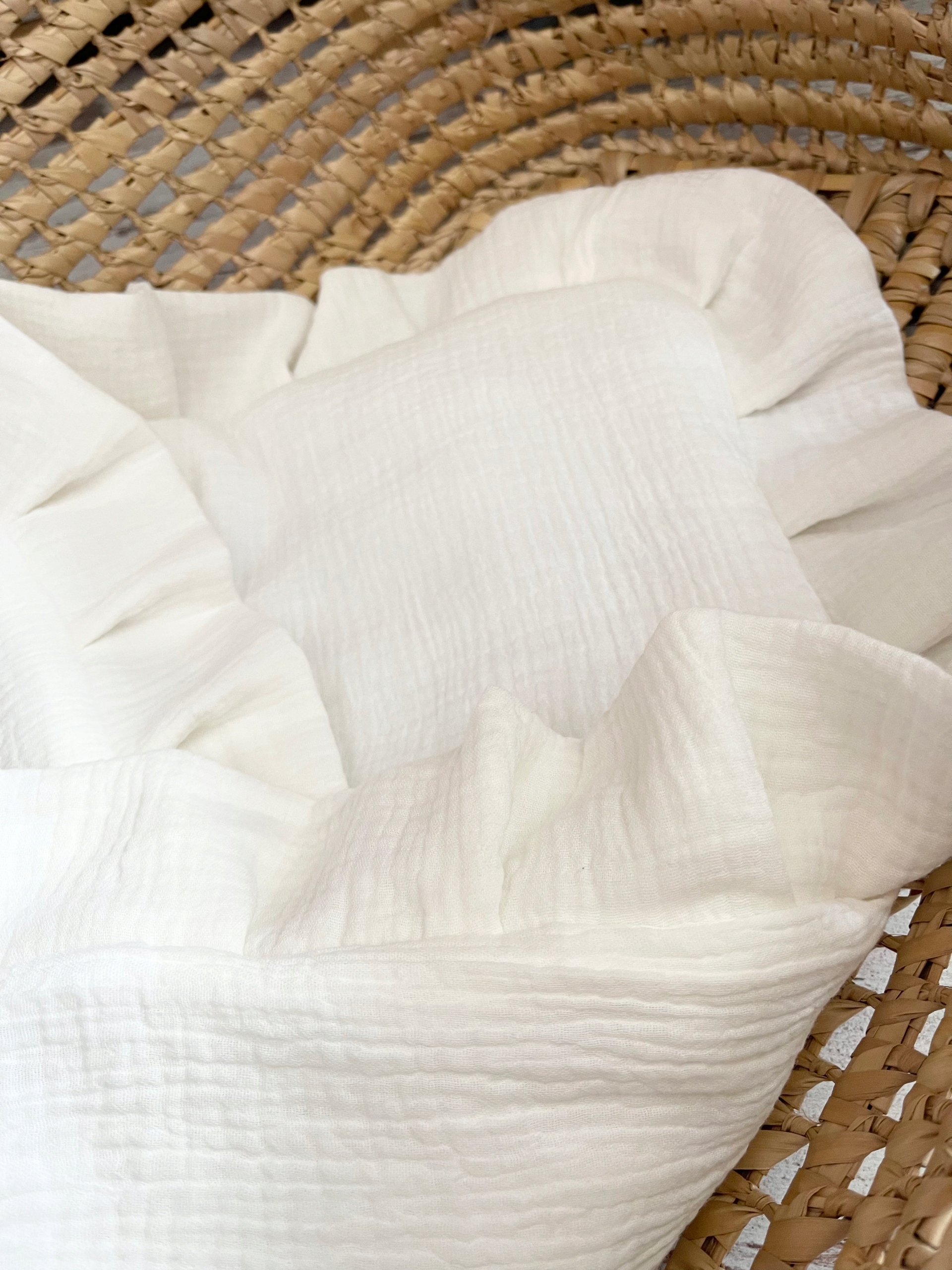 Rożek becik MUŚLINOWY Ecrue z falbanką chrzest 70/70 Kolor beżowy