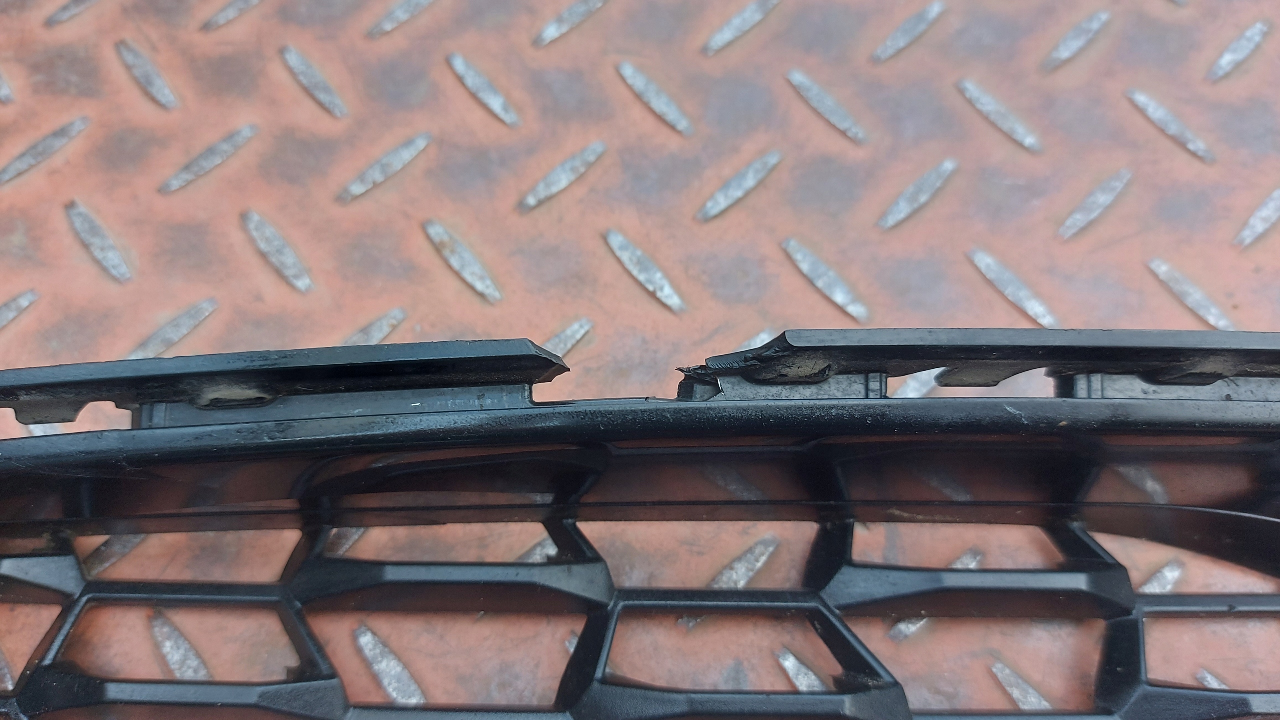 grid of a bumper left front BMW 5 G30 G31 19