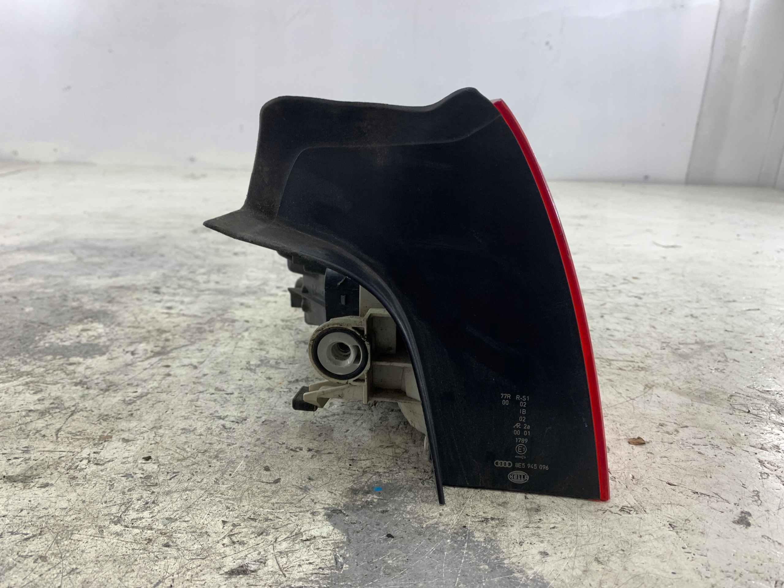 AUDI A4 B7 light right rear part sedan 8E5945096 without WKLADU