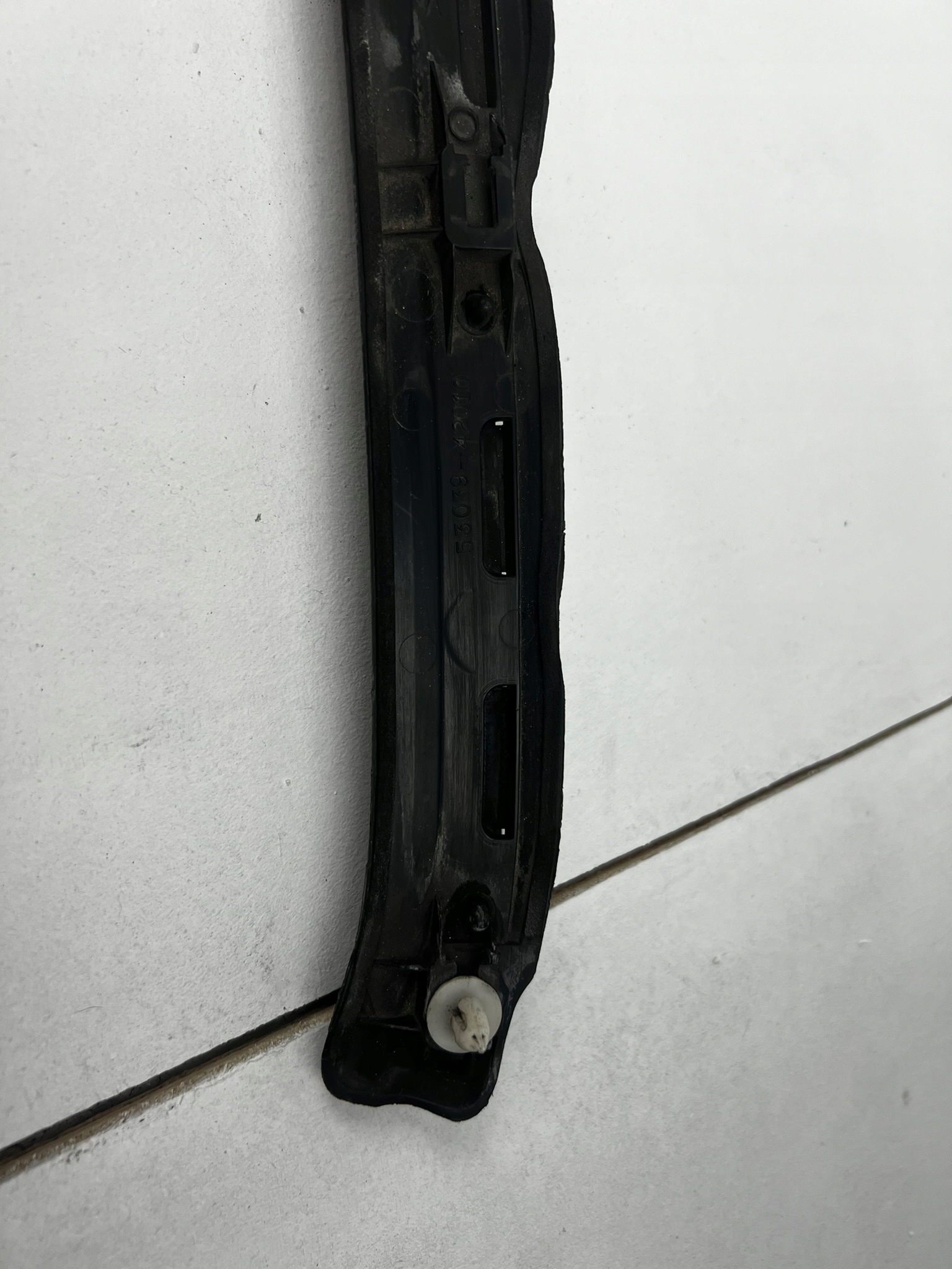 TOYOTA RAV4 III LIFT 2010 - 2012 LISTWA USZCZELKA MASKI 53039-42010 Wersja Europejska