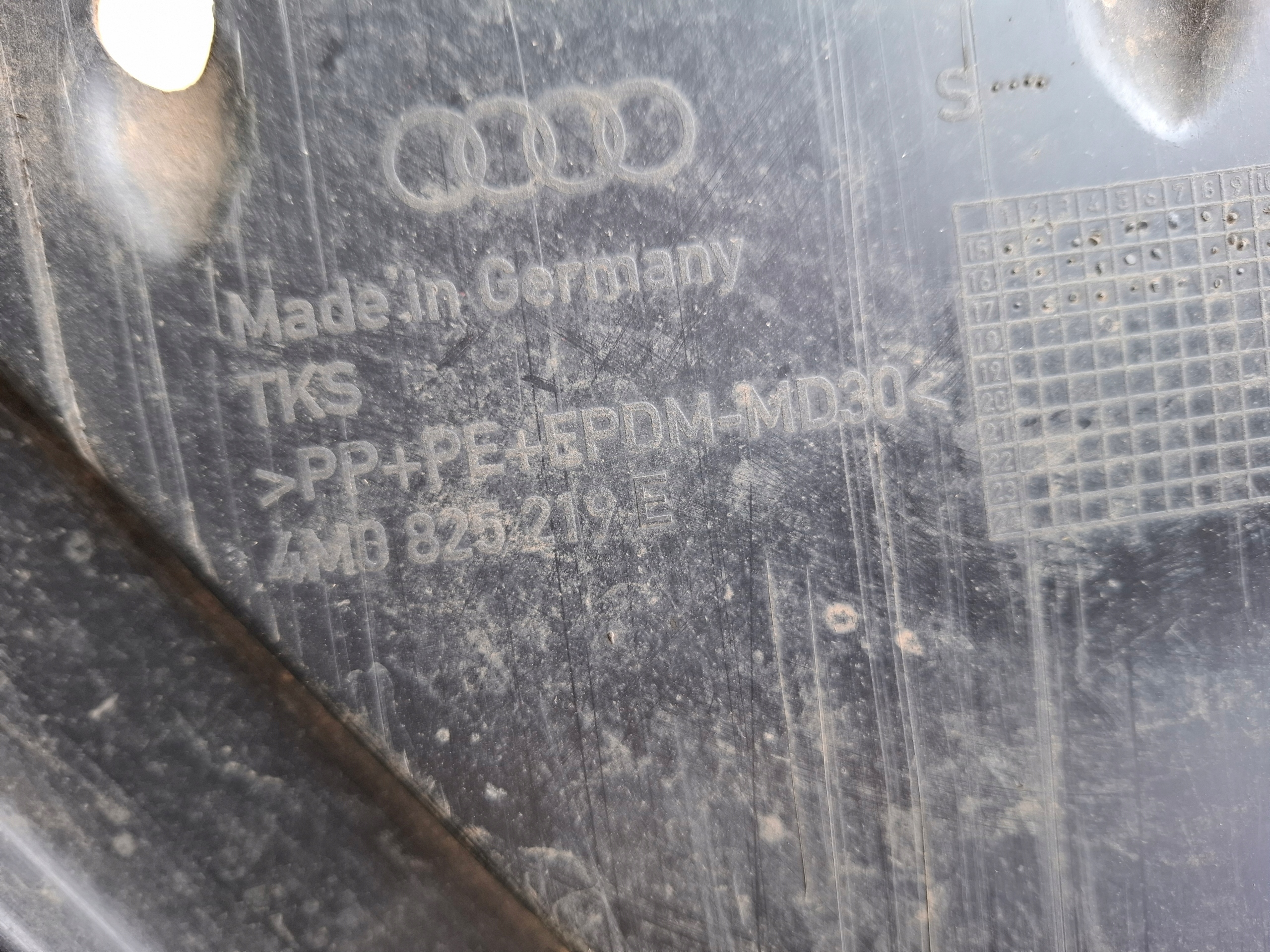 AUDI Q7 cover chassis rear part right 4M0825219E