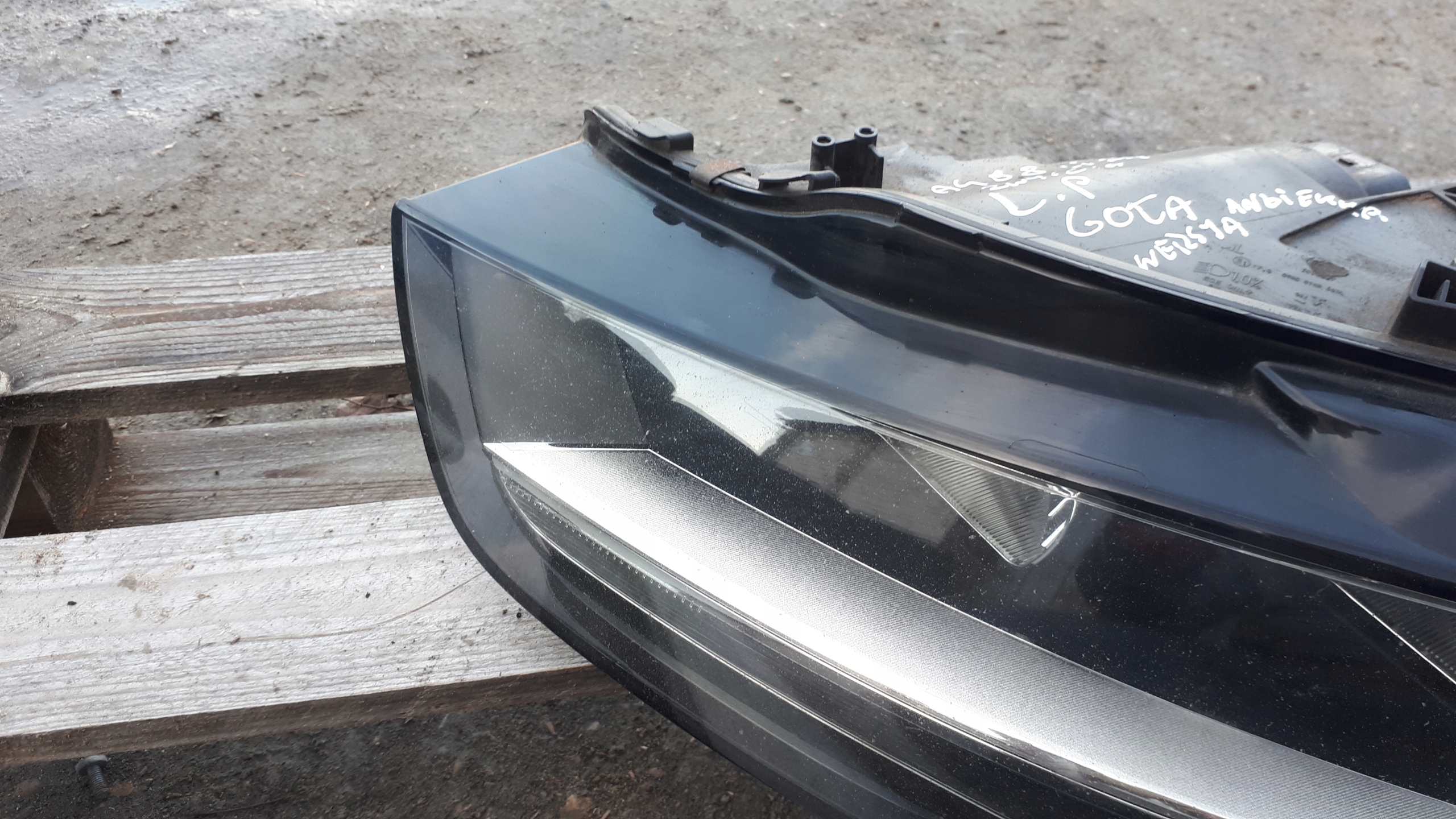 A4 B8 LIFT light left front front UK