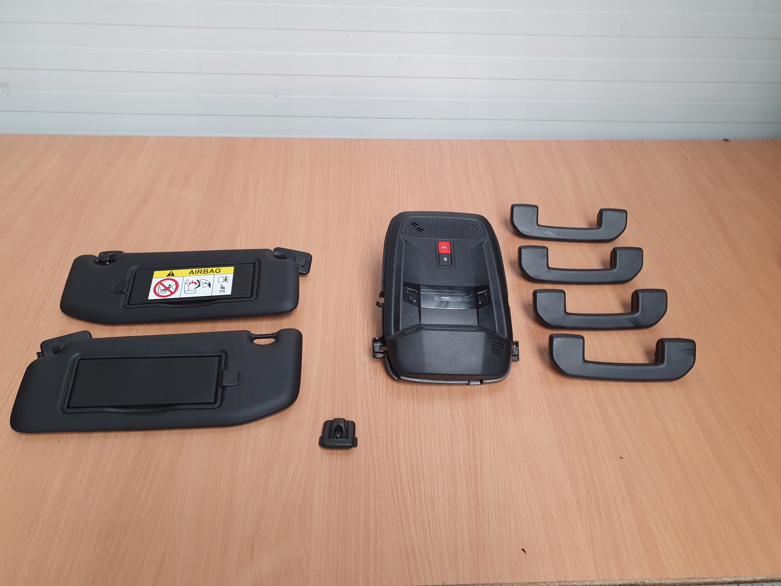 LAMPKA PODSUFITKI PODSUFITÓWKI CZARNY PEUGEOT 208 II GT LINE E208