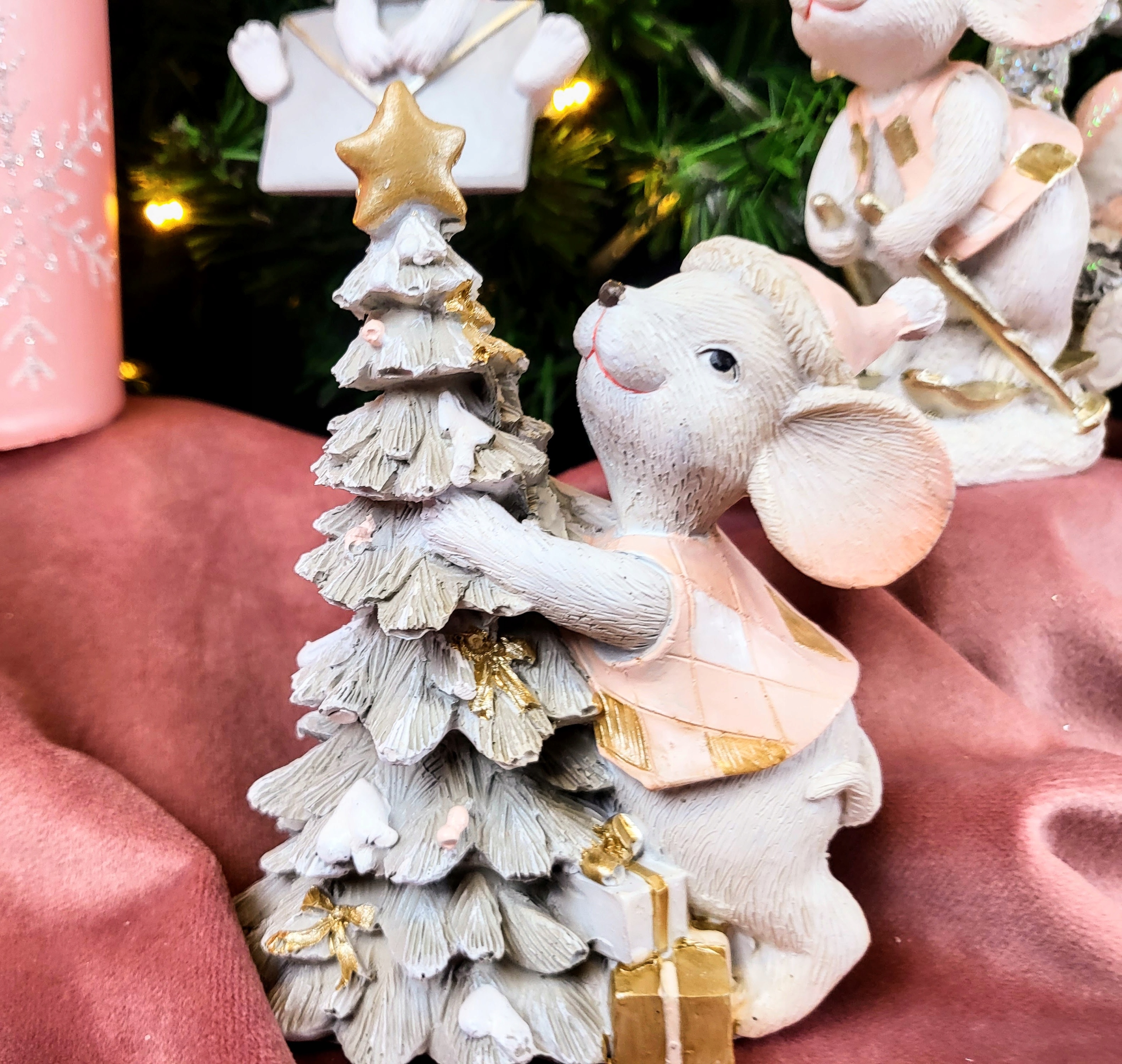 FIGURKA BOŻONARODZENIOWA MYSZ Z CHOINKĄ RÓŻOWA Marka Art-Pol