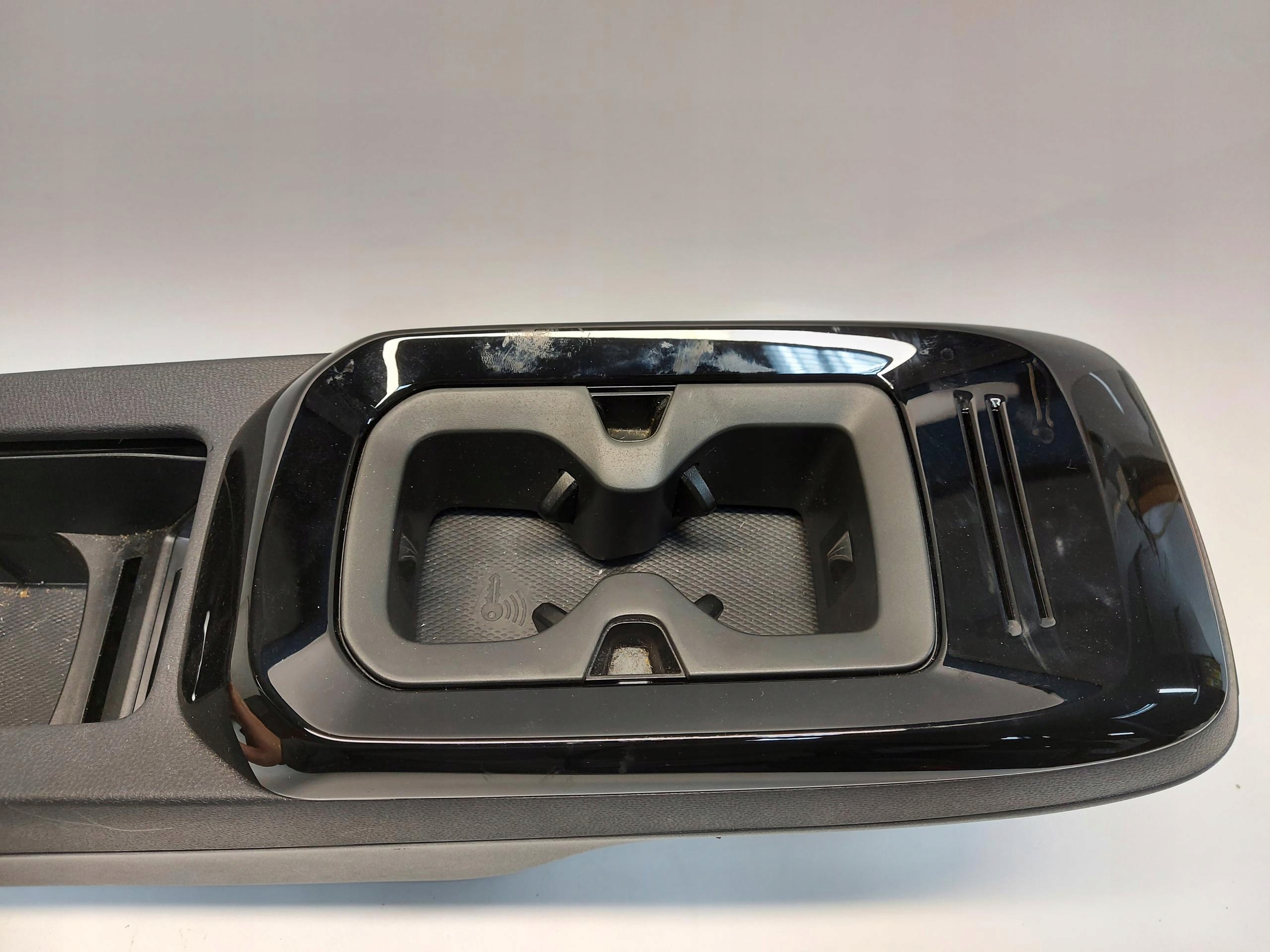 VW ID4 11A , 2024r SUV 5D Armlehne TUNEL mitte