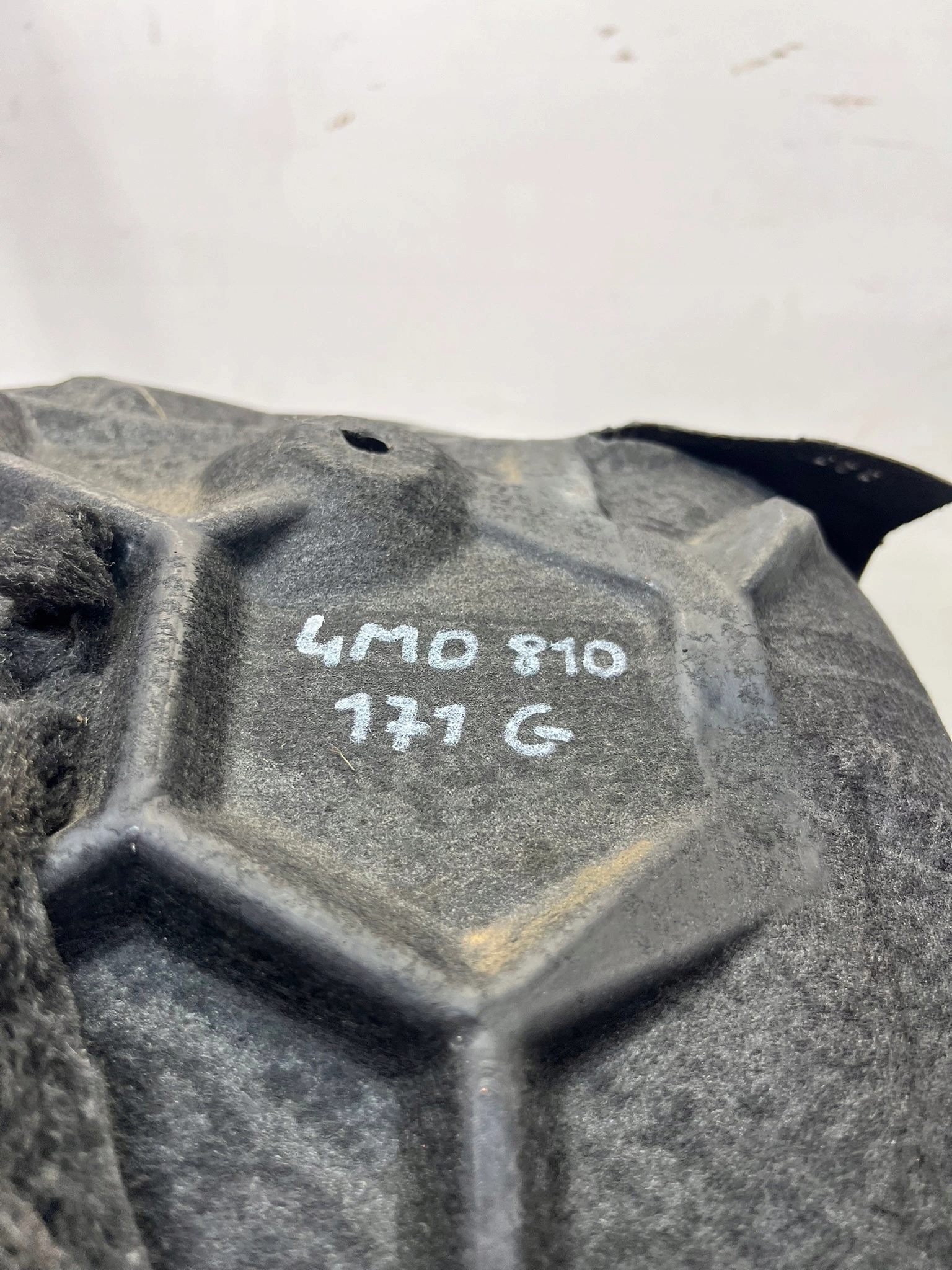 mudguard MATERIAOWE left rear part AUDI Q7 4M 4M0810171G