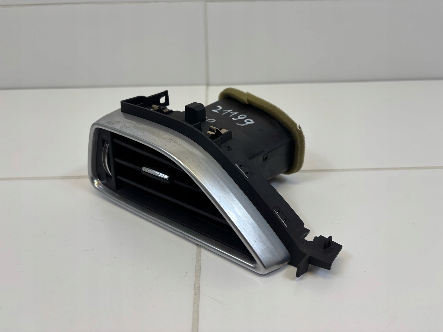 grid air conditioning devices left side Jaguar XF facelift 2015 GX73-018B09-A