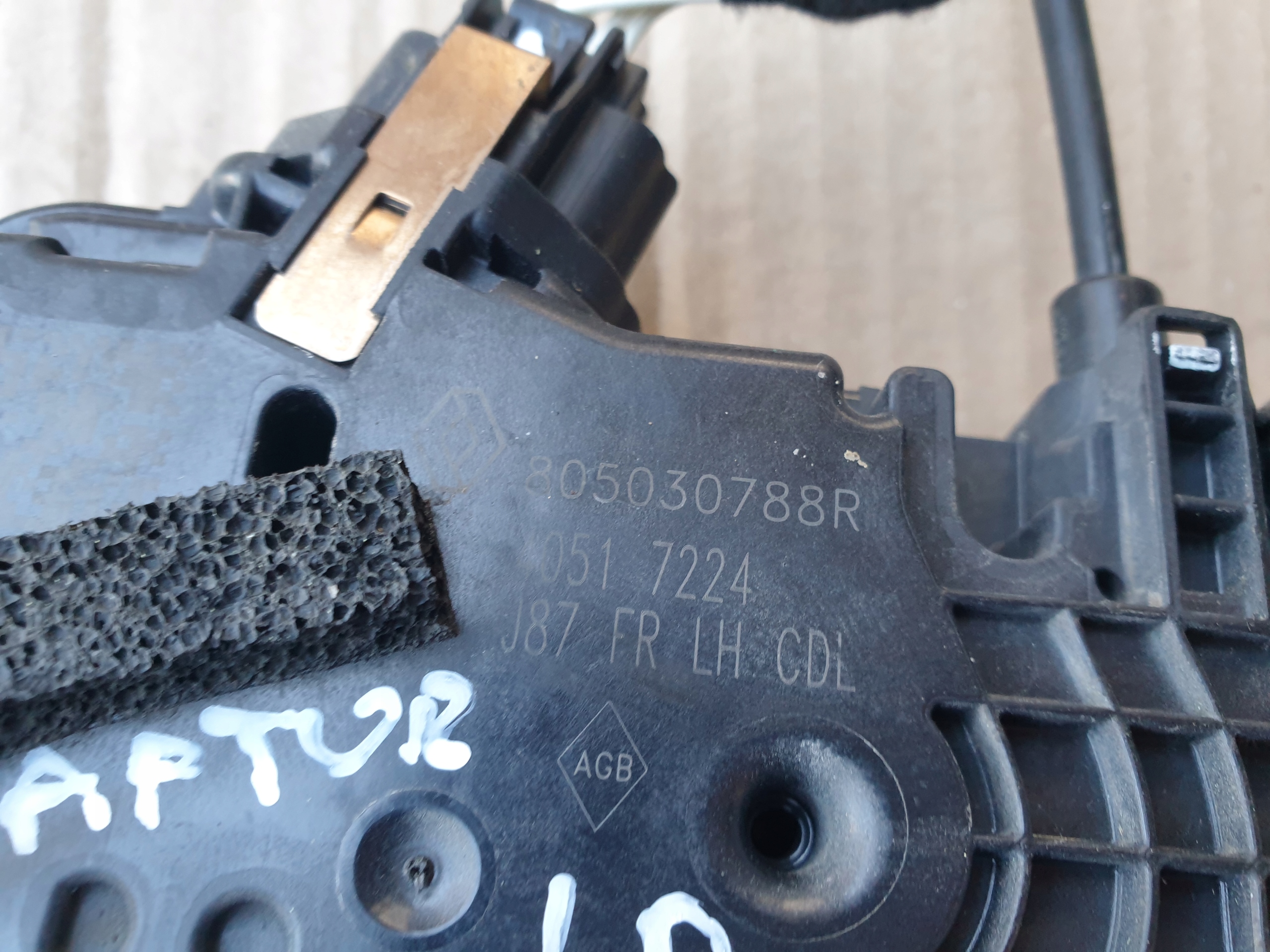 lock door left front RENAULT CAPTUR and 2013- 805030788R