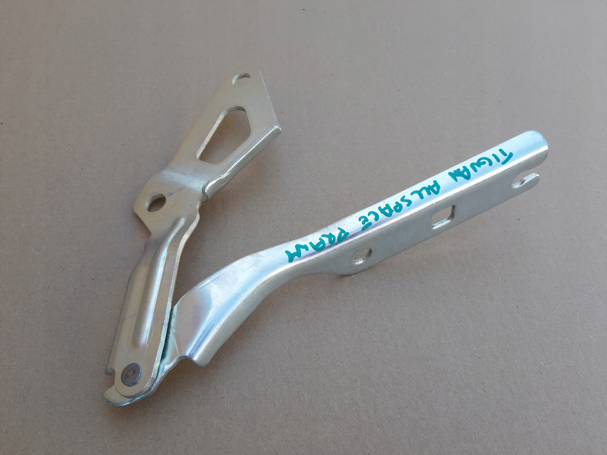 VW TIGUAN ALLSPACE 5NN ZAWIAS MASKI LEWY POKRYWY SILNIKA 5NN823301 Typ samochodu Samochody osobowe