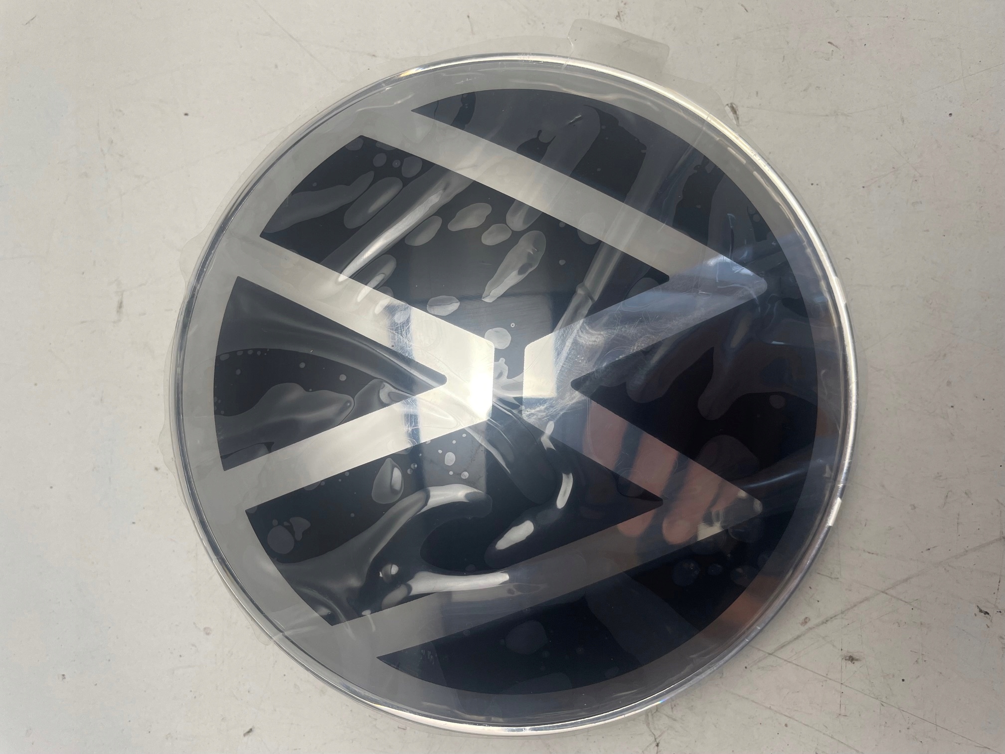 VW EMBLEMAT LOGO POD RADAR 2GM853601E ORYGINAŁ