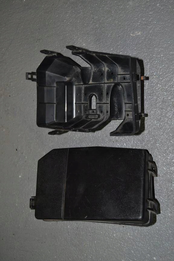 OBUDOWA SKRZYNKI BEZPIECZNIKÓW FORD MONDEO MK3 2.0 TDCI