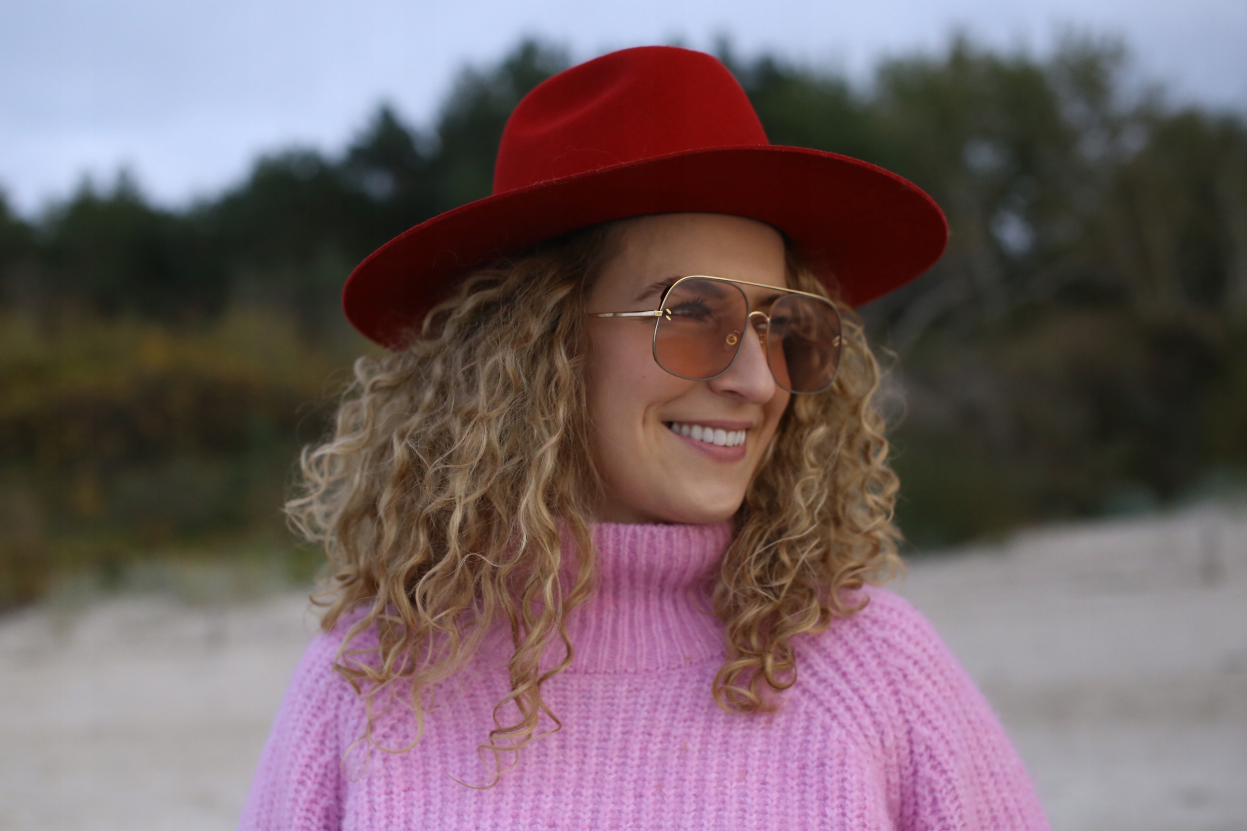 Červený plstěný klobouk s rovným krempa 56 cm