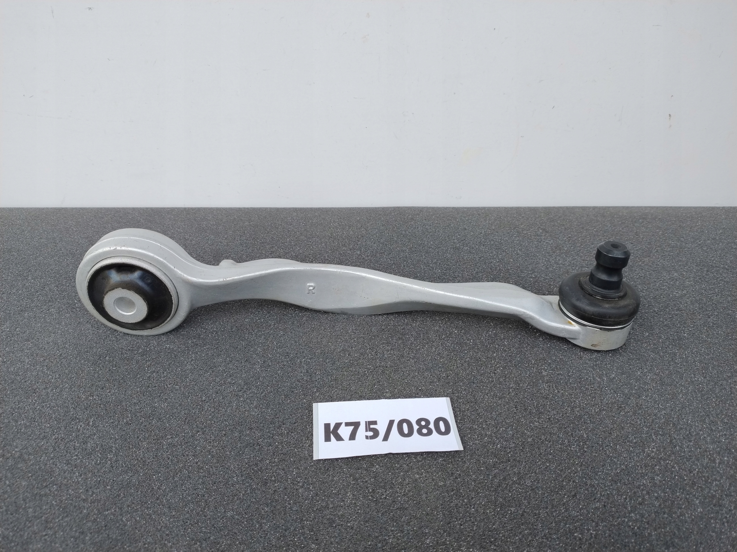 right upper arm VW PASSAT B5 AUDI A4 EXEO SUPERB 4D0407510G K75/080