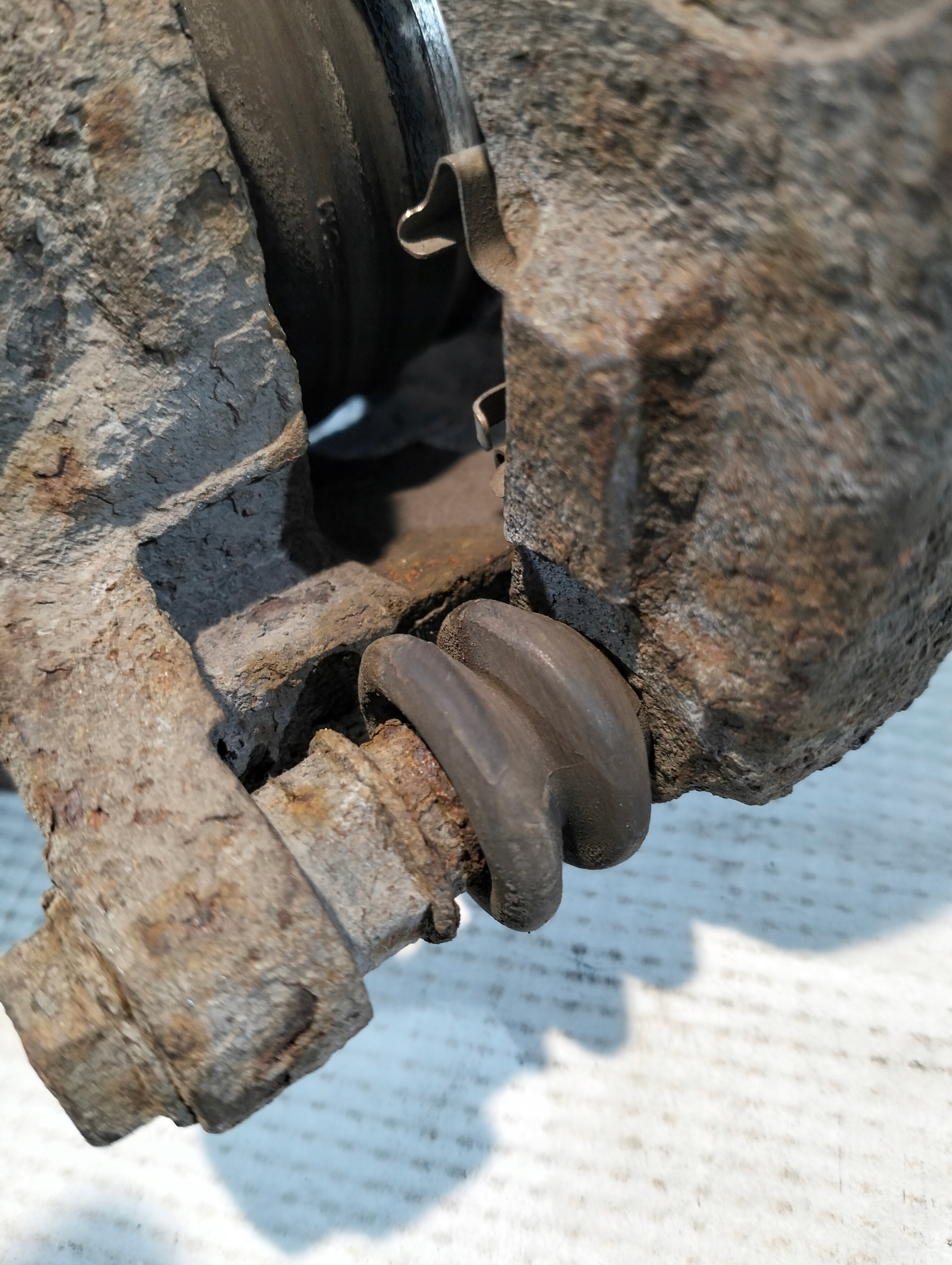 TOYOTA COROLLA E12 IX 2002r 1.4 16V caliper brake right front