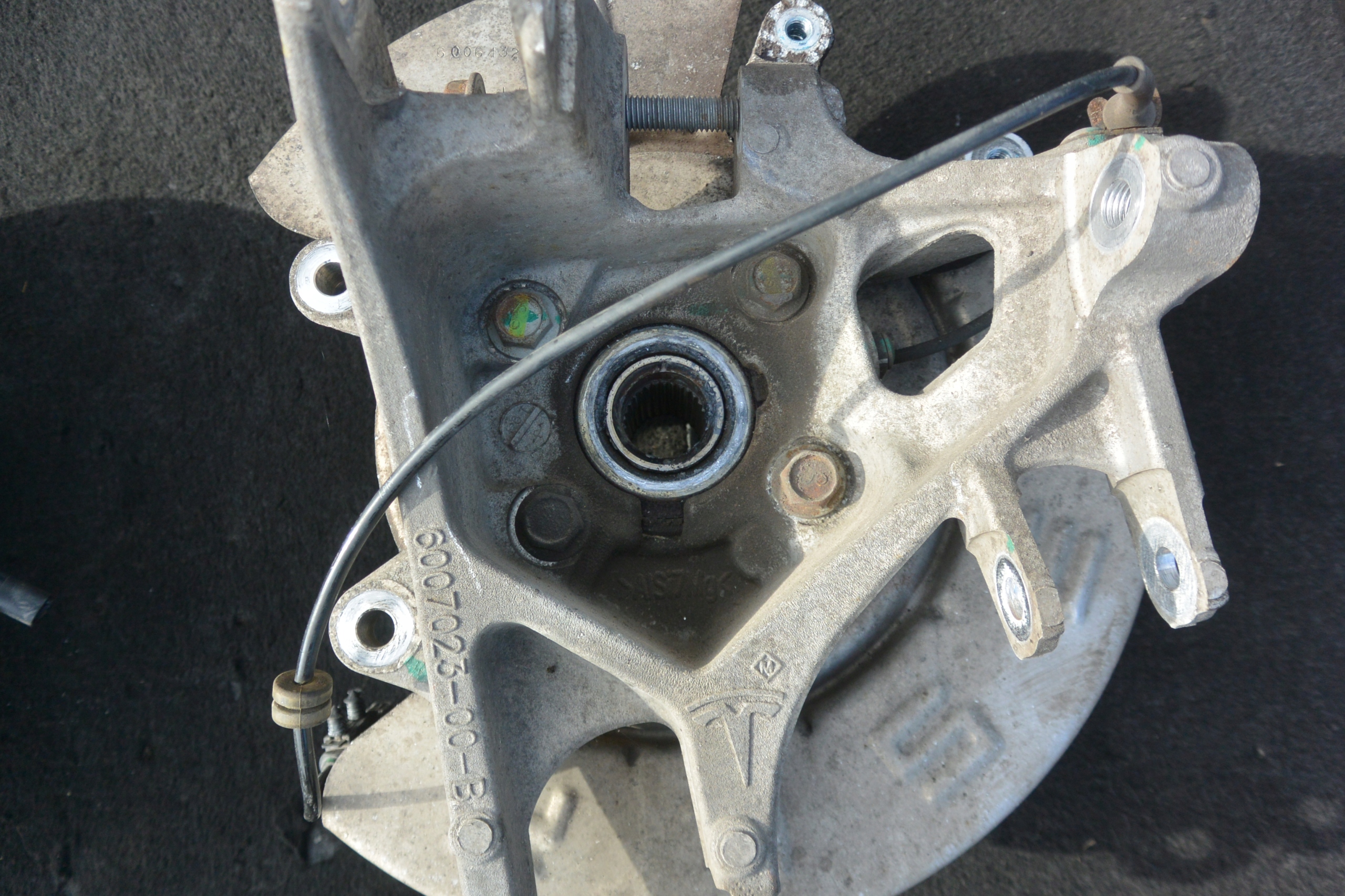 поворотный кулак левый tesla MODEL S P85