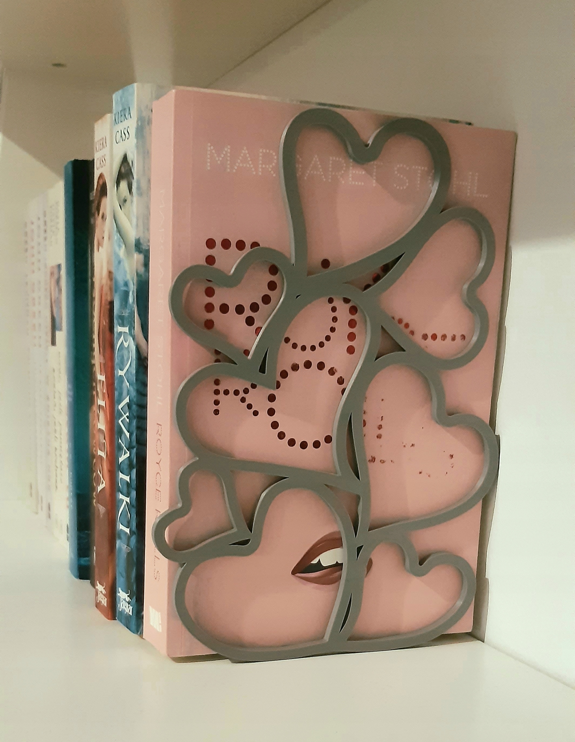 PODPÓRKA DO KSIĄŻEK STOJAK NA KSIĄŻKI SERCA 21cm Kod producenta PODPÓRKA STOJAK NA KSIĄŻKI SERCA 21 cm