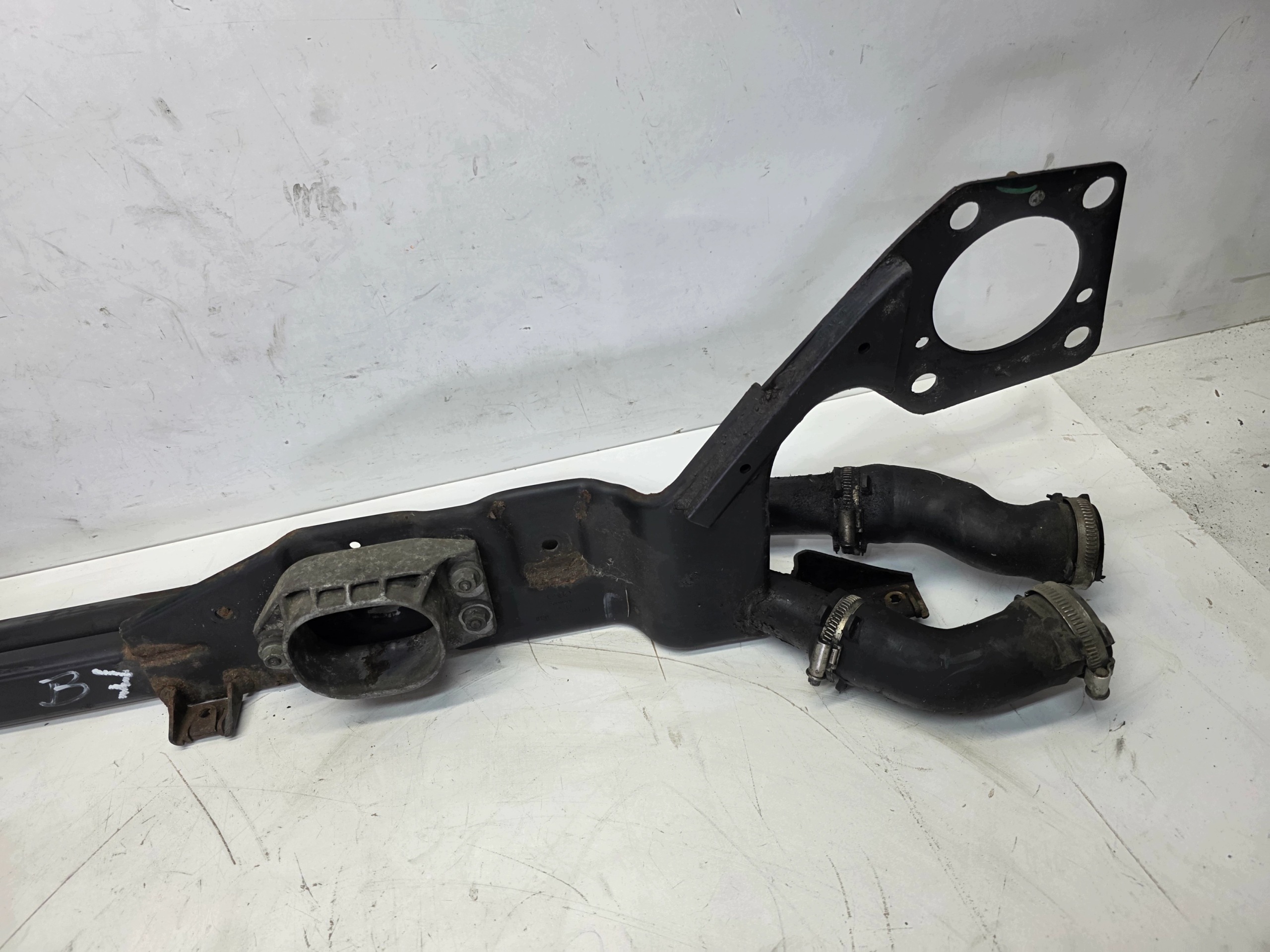 trouba vedení intercoolera Z stěny předního AUDI A4 B7 2.5 TDI 8E0199521BM