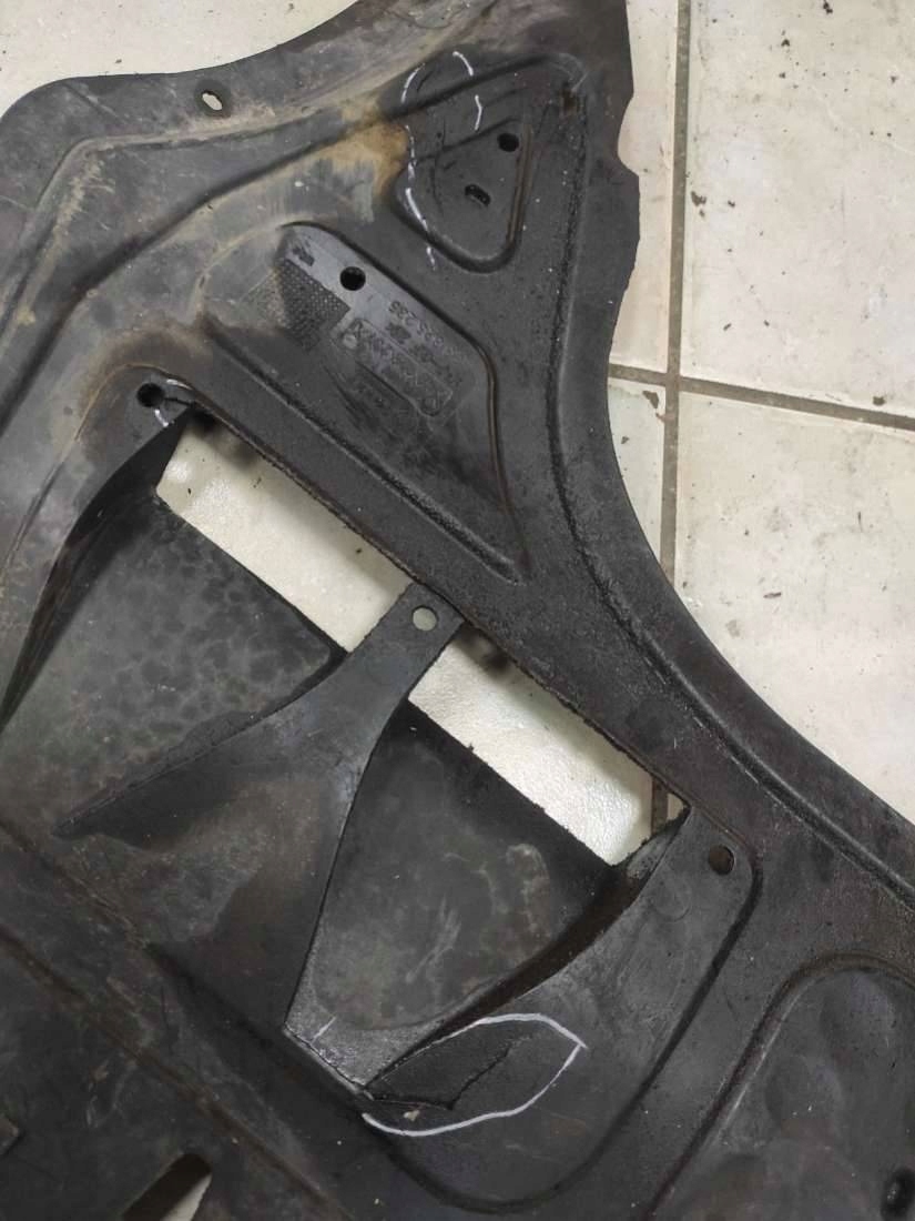 cover below engine Volkswagen Passat CC 2010 3C8.825.235