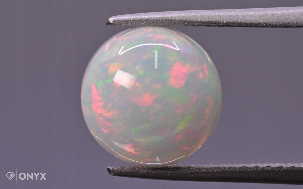 Opál z Etiopie kabošon kulatý o průměru 10 mm