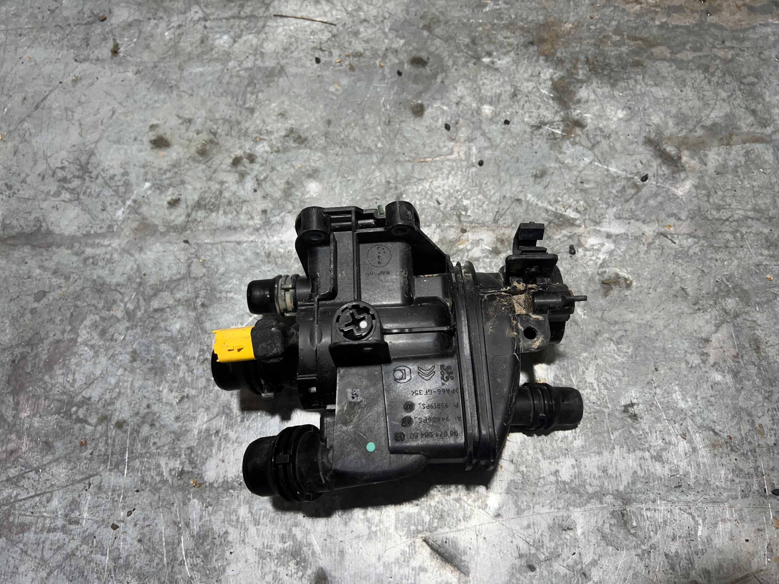 C4 PICASSO II 1.2 THP OBUDOWA TERMOSTATU TERMOSTAT Producent części Peugeot OE