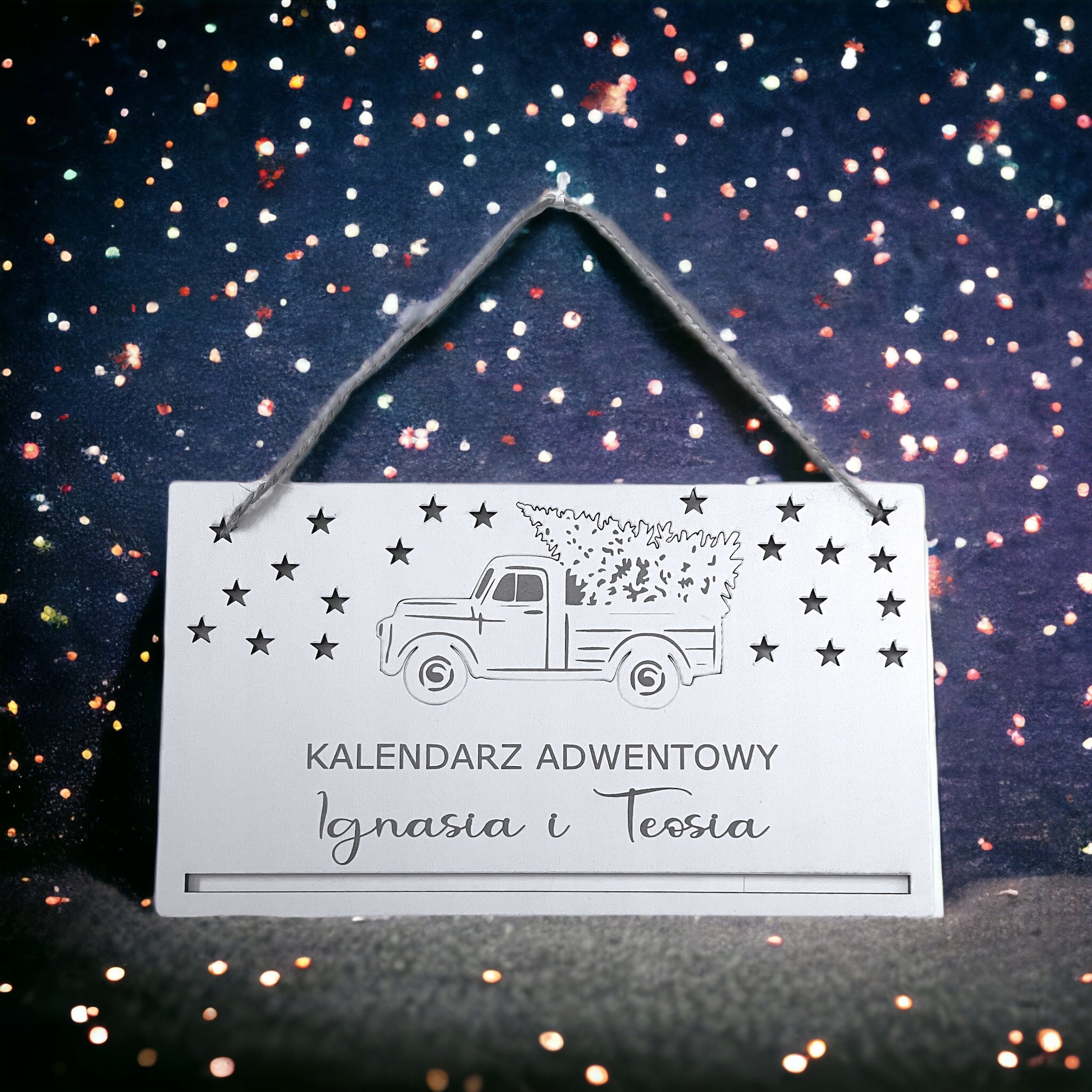 KALENDARZ ADWENTOWY PERSONALIZOWANY DOWOLNE IMIE IMIONA SAMOCHOD Z CHOINKA Kod producenta KALENDARZ AUTO