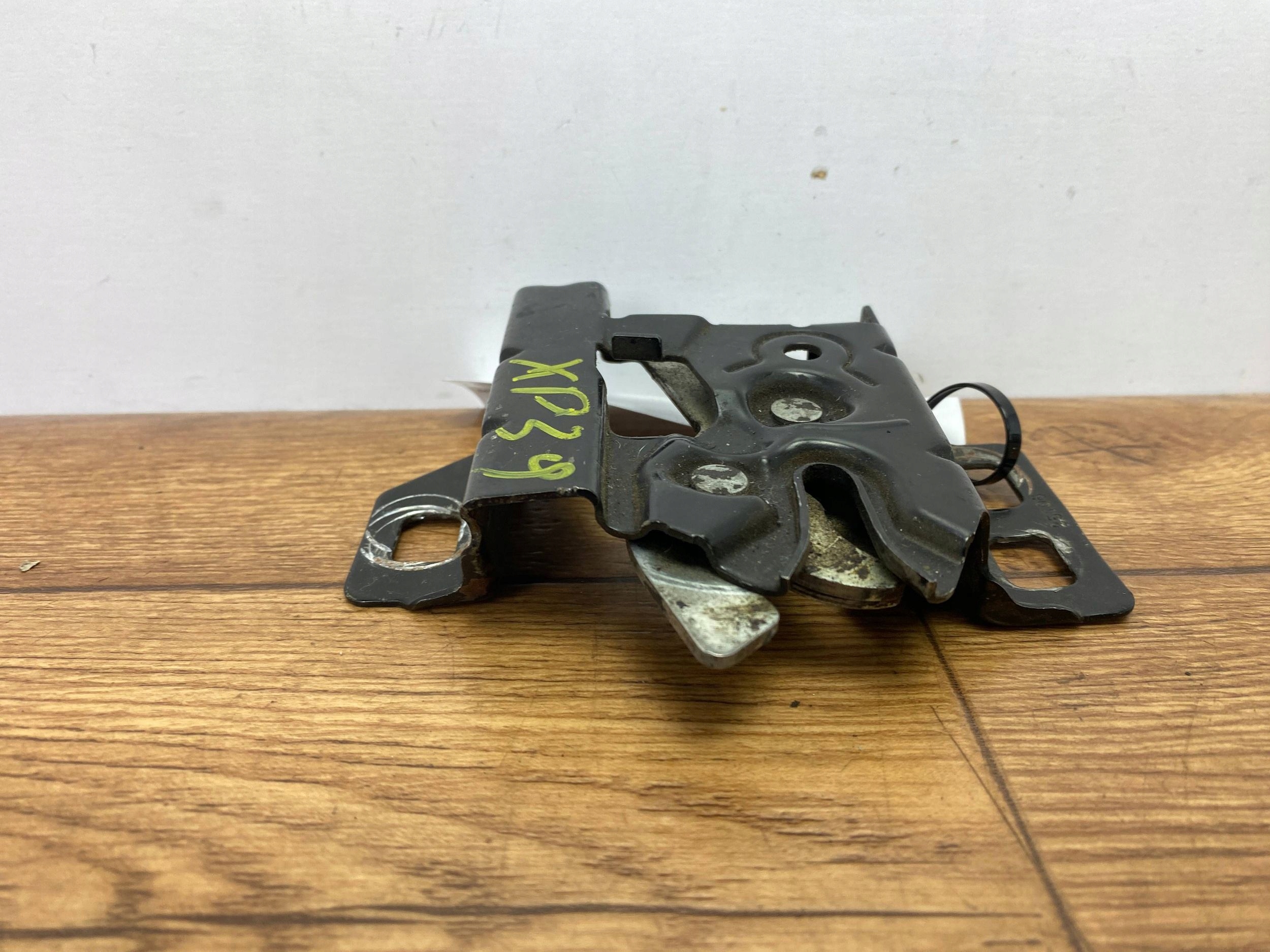 bonnet latch lock Chevrolet Corvette C6 2005+