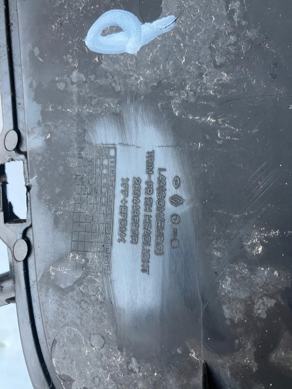 grid of a bumper right RENAULT LATITUDE 260443690R