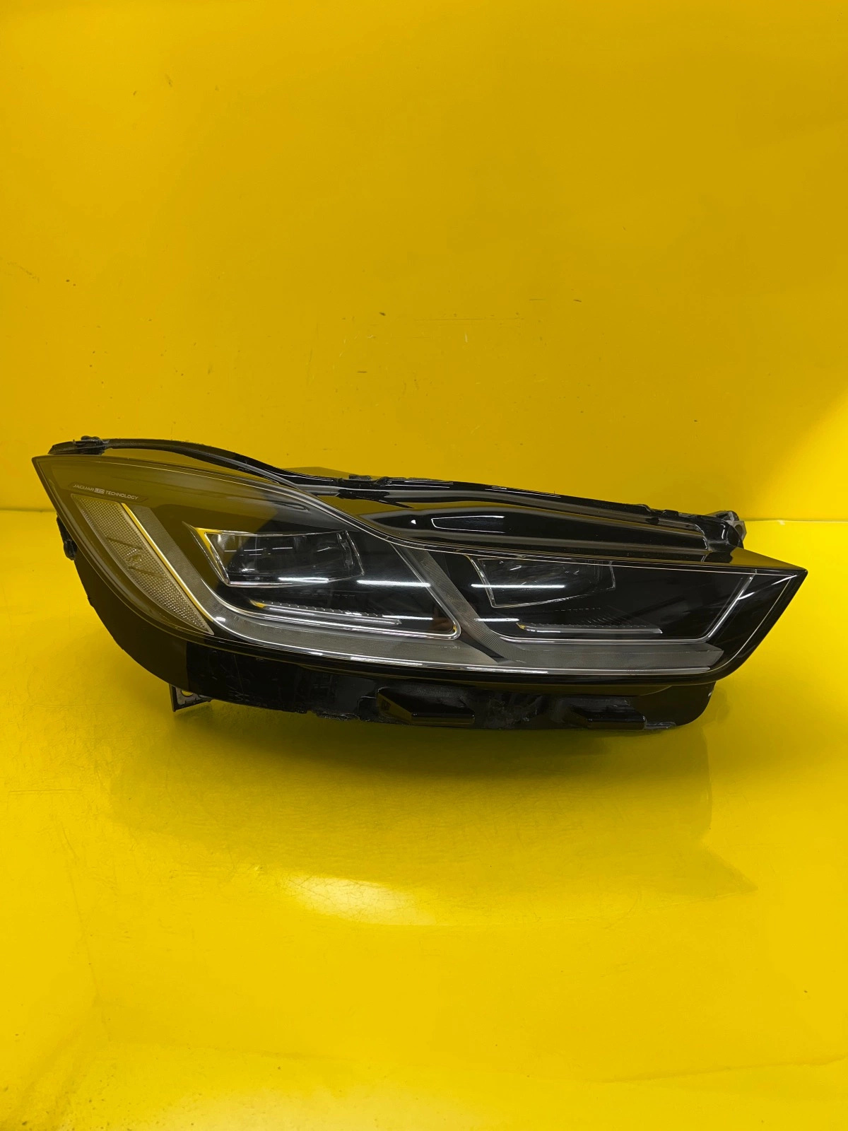 light right Jaguar X590 and-Pace Full Led High J9D3-13W029-HA
