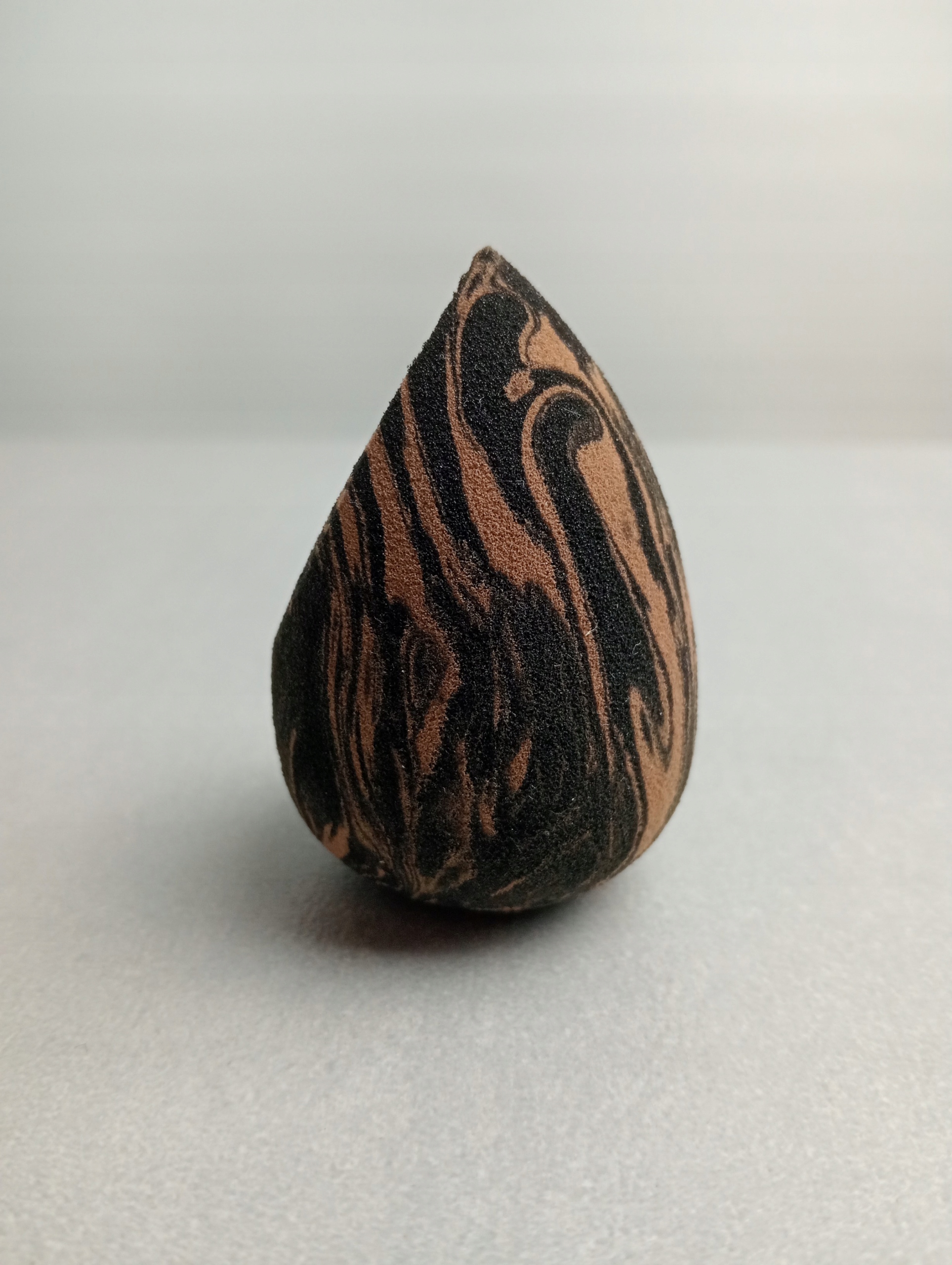 GĄBKA DO MAKIJAŻU ŚCIĘTA BLENDER DO PODKŁADU SPONGE BEAUTY BLENDER MARBLE Marka Deni Carte