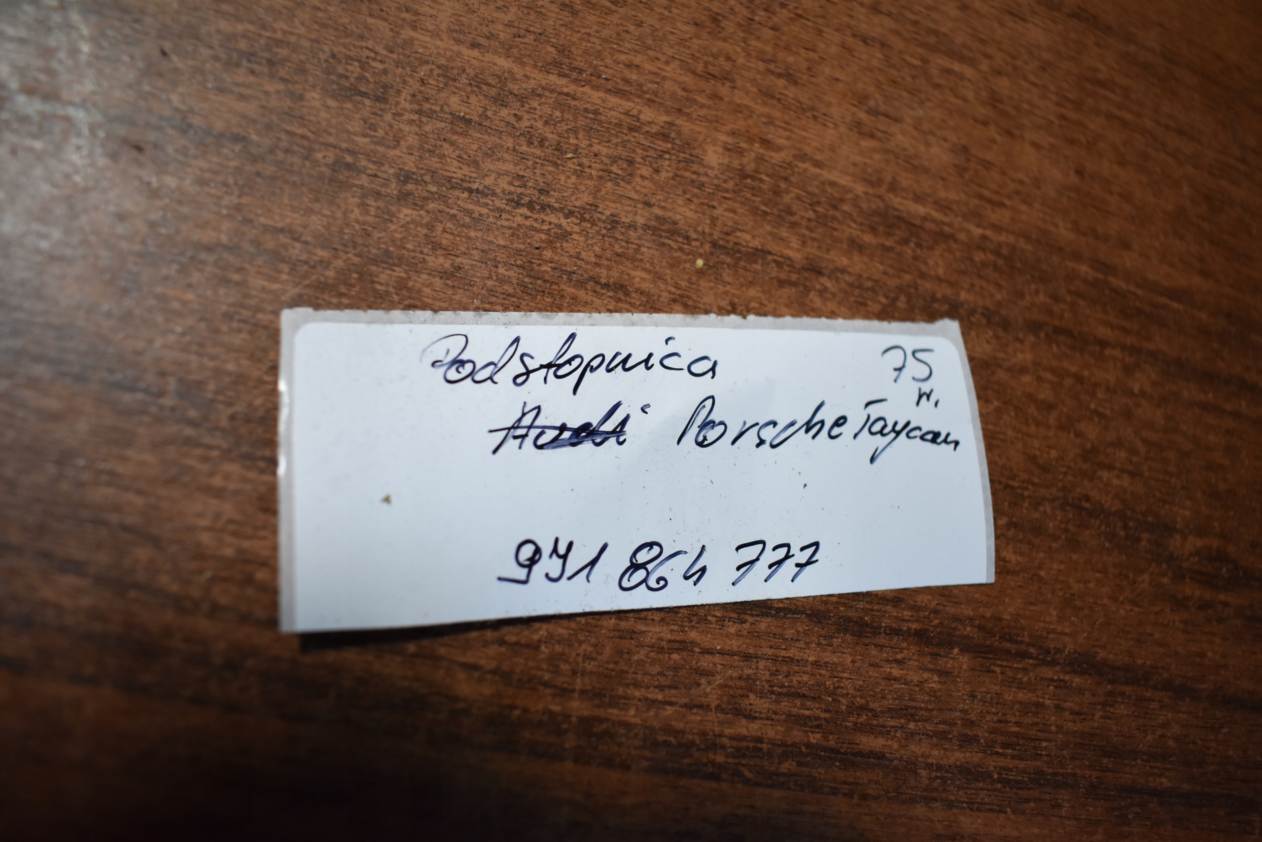 IDEALNA PODSTOPNICA PORSCHE TAYCAN 1