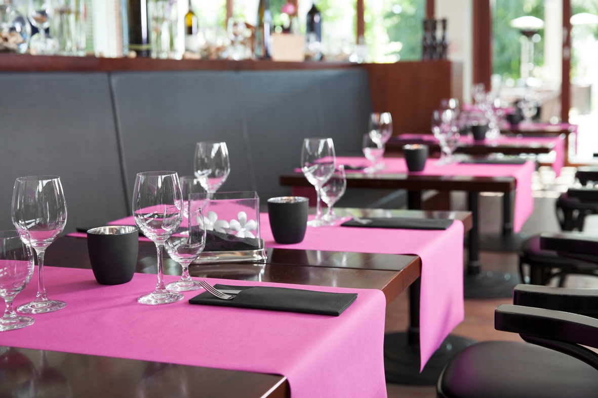 BIEŻNIK FLIZELINOWY Fuksja 24m DUNI OBRUS Typ bieżnik