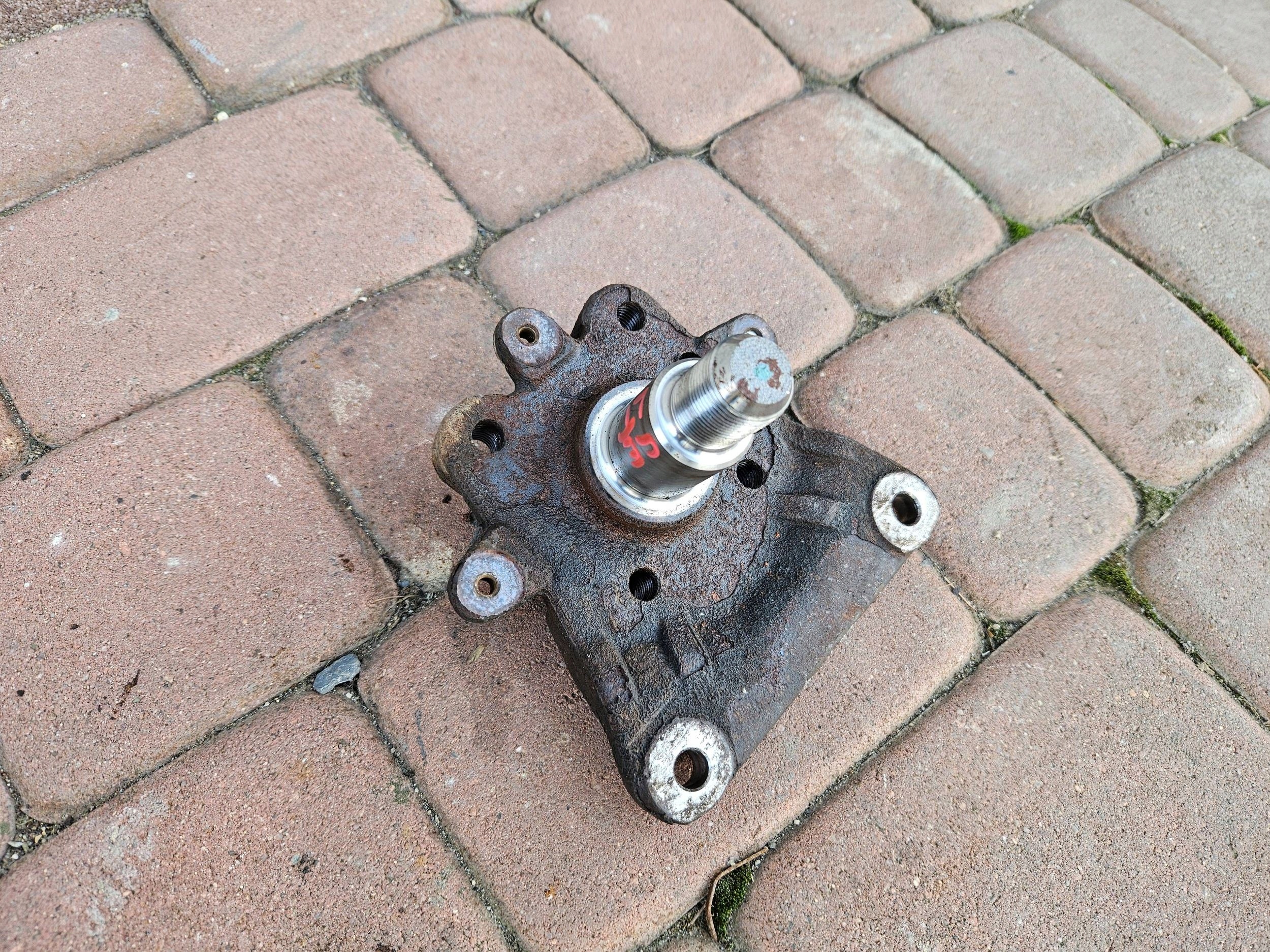Trzpien hubs bracket holder hubs rear part left Opel Corsa E 082L