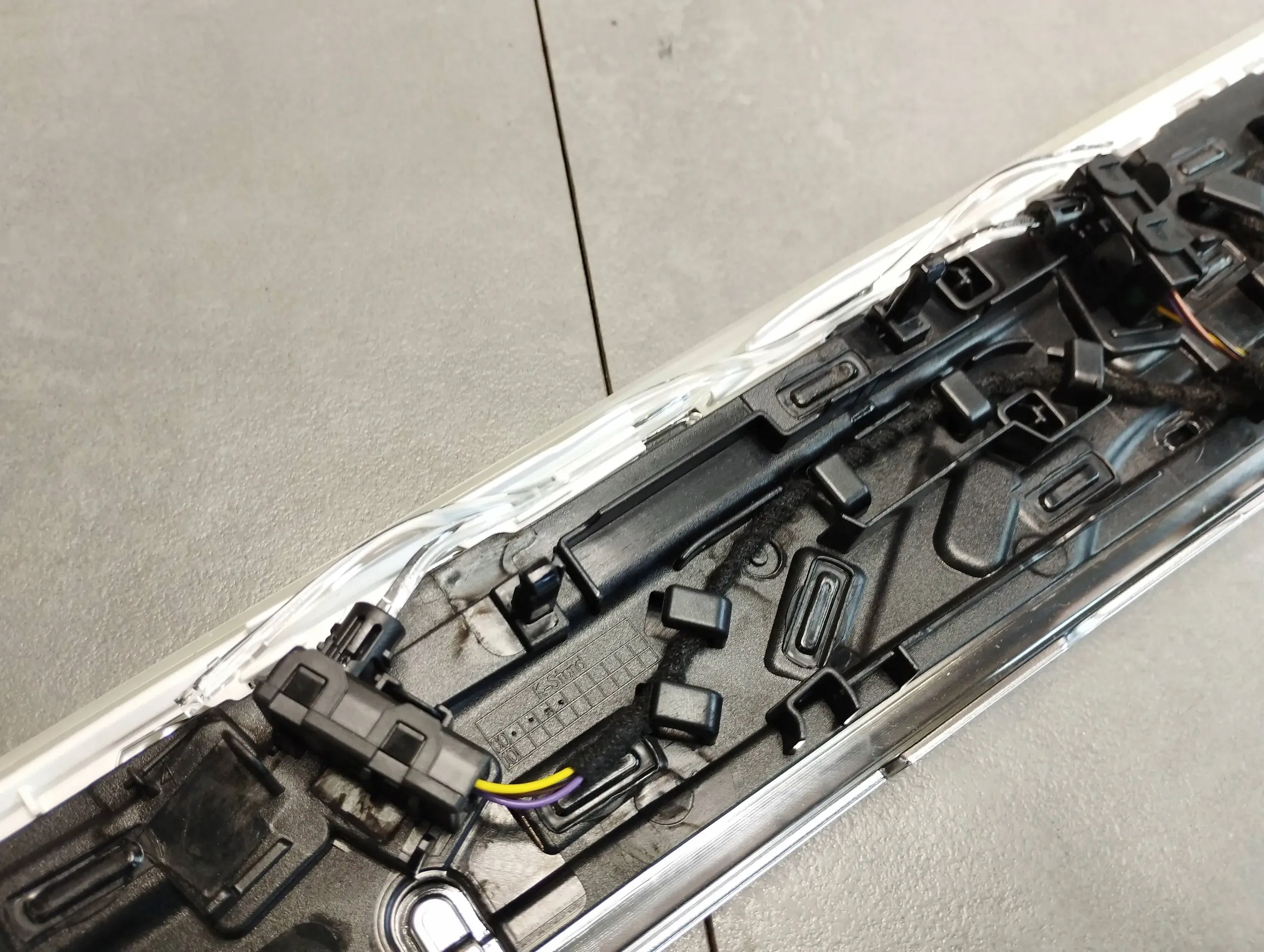 Audi A8 4N D5 lišty dveře DEKORY 2YA
