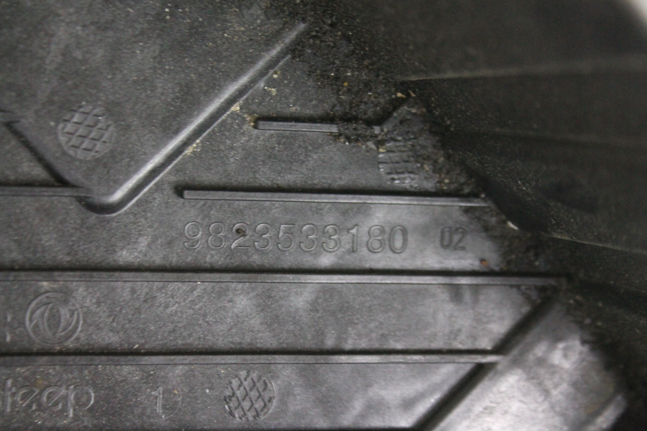držač akumulatora 9823533180 PEUGEOT 2008 II