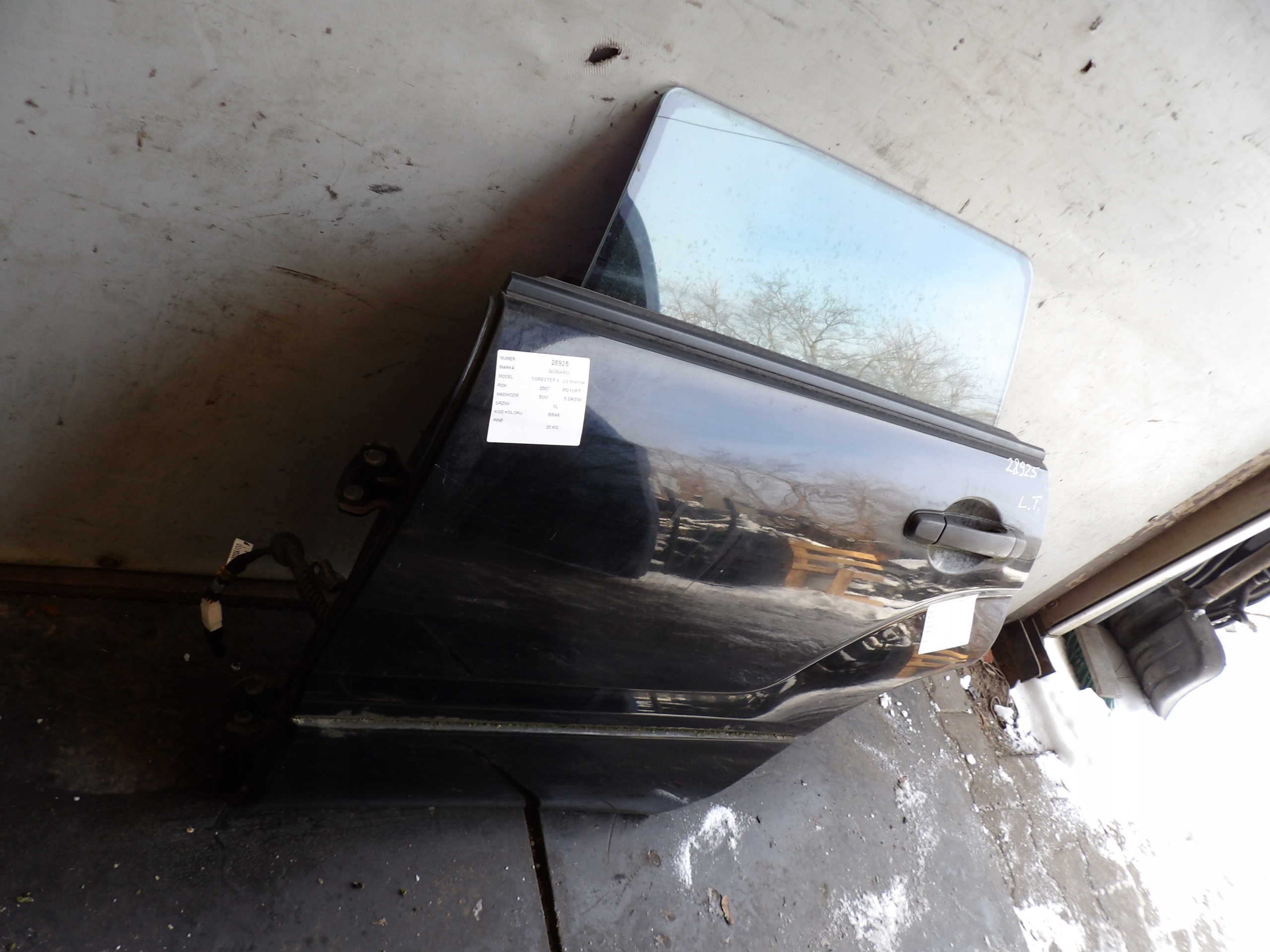 Subaru Forester II door rear. left lift