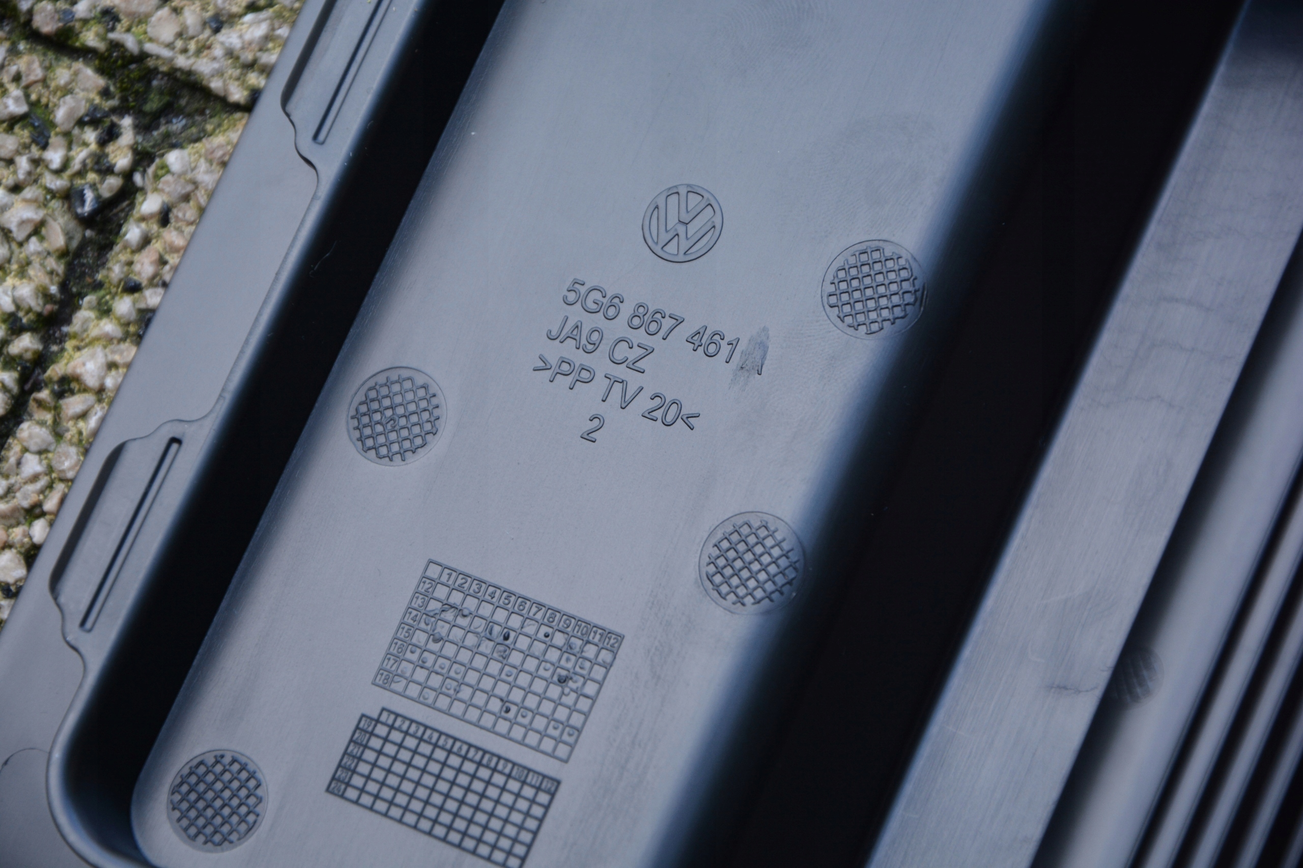 ZAŚLEPKA BOCZKA BAGAŻNIKA LEWA GOLF 7 5G6867461A Producent części Volkswagen OE