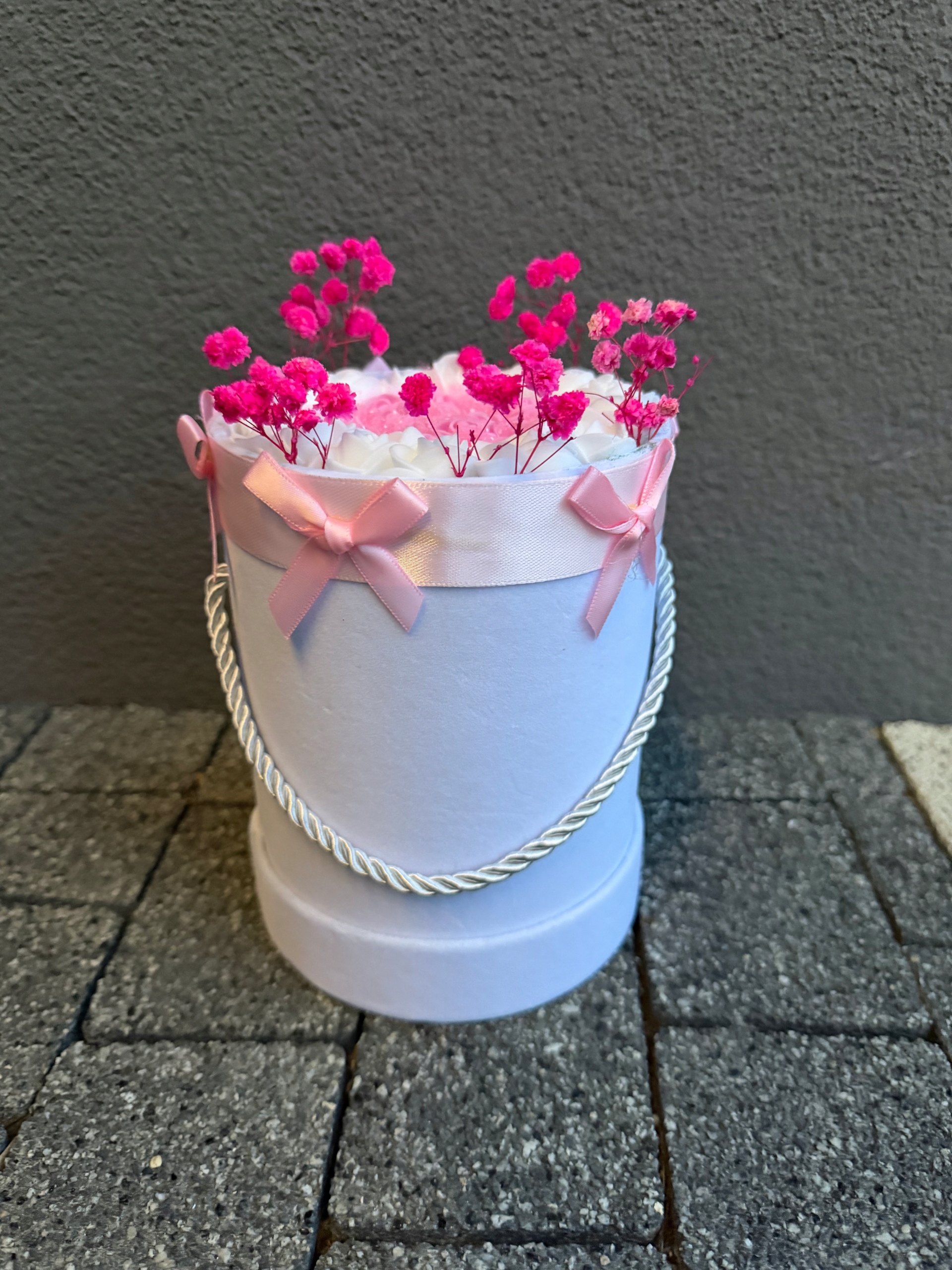 Flower Box Pěnové růže jsou ideální jako dárek k přijímání nebo křtu