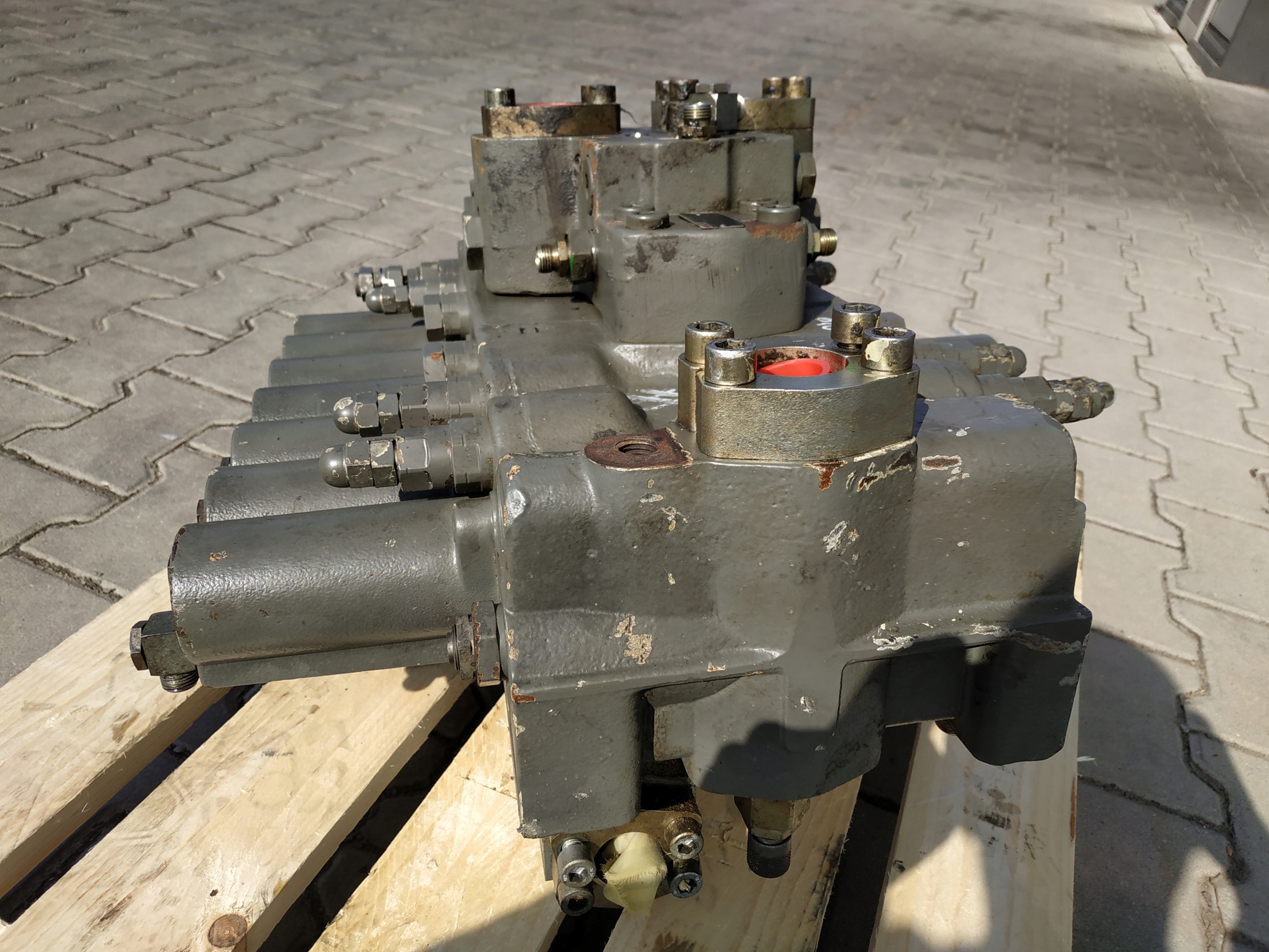 ROZDZIELACZ 10030438 KOPARKA LIEBHERR 934 UŻYWANY Typ maszyny Dźwig, żuraw, podnośnik Generator (agregat) Koparka Koparko-ładowarka Kruszarka Ładowarka Równiarka Rozściełacz asfaltu Spycharka Walec Wozidło Zagęszczarka Inny