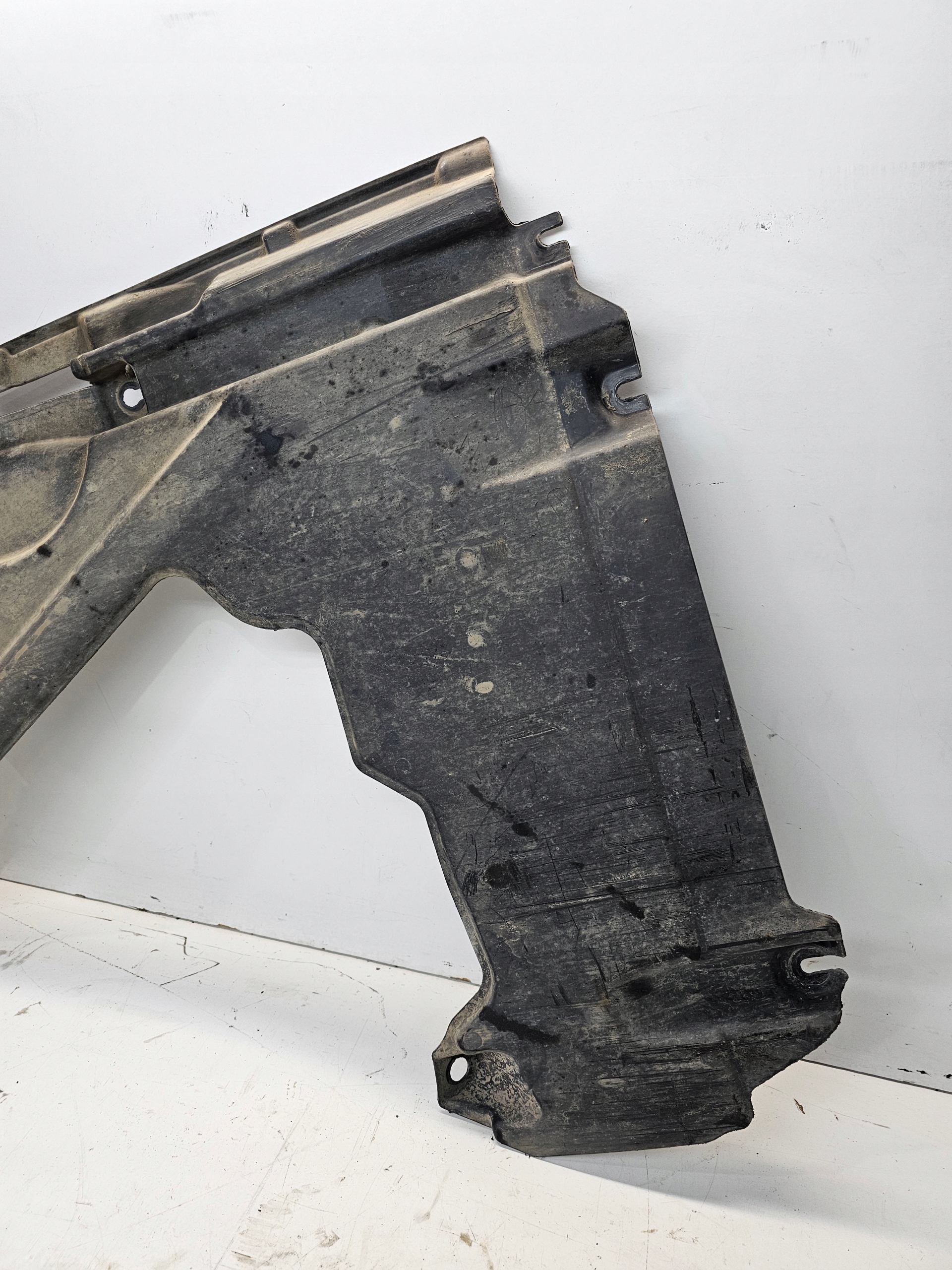 cover chassis right rear part AUDI A4 B9 8W0825216E