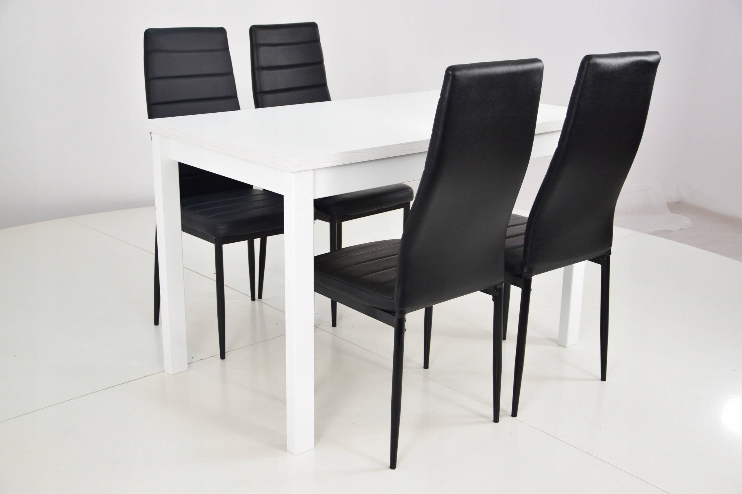 Mały zestaw do kuchni stół 70x120/160 i 4 krzesła Marka inna