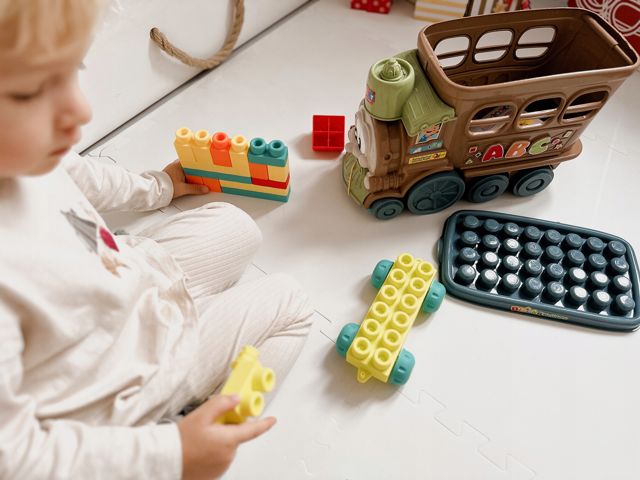 UŚMIECHNIĘTA DUŻA CIUCHCIA KLOCKI GUMOWE MIĘKKIE POCIĄG KOLEJKA WOOPIE Marka Woopie