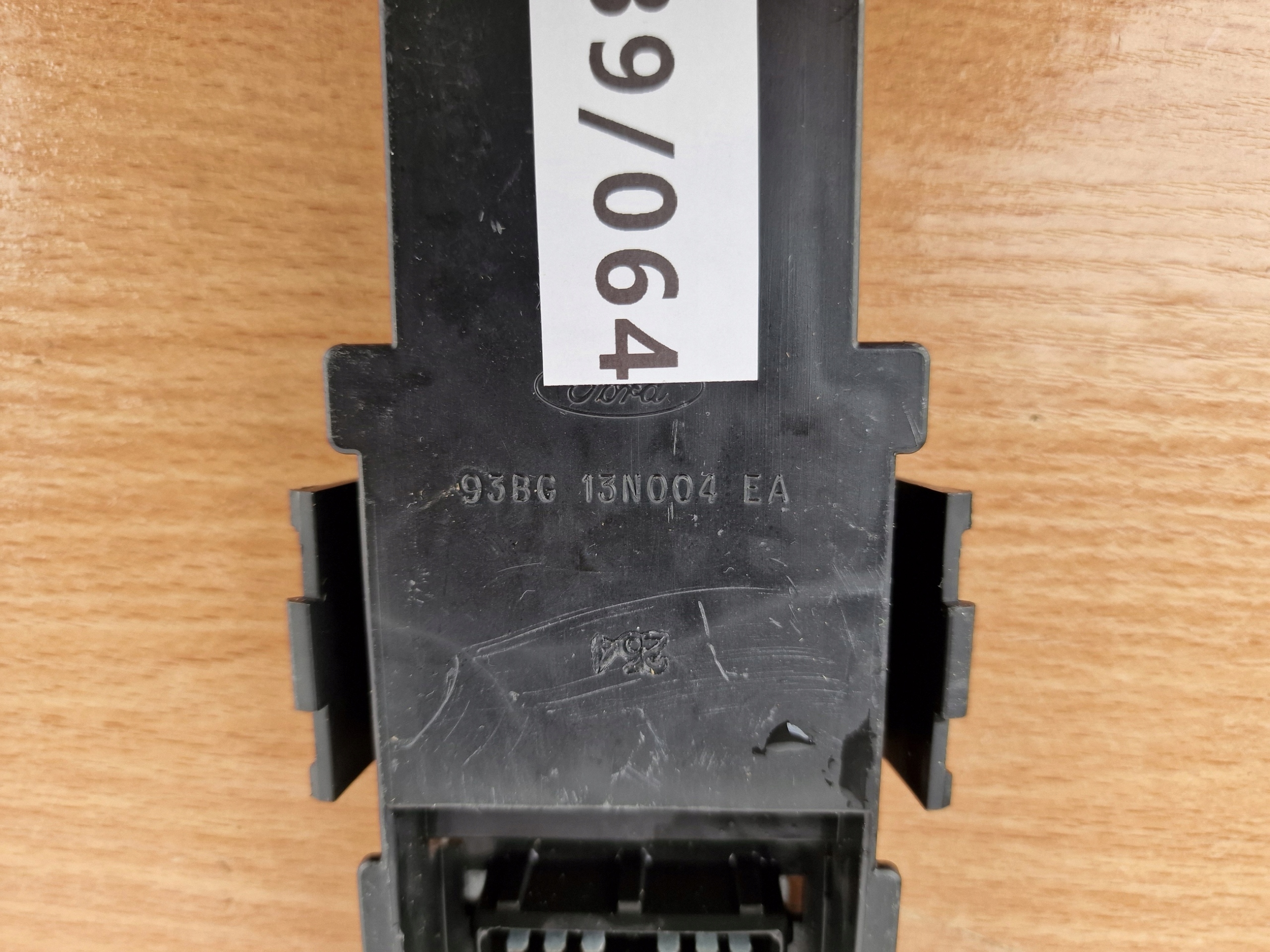 FORD MONDEO MK1 MK2 KOMBI light housing left rear part OE