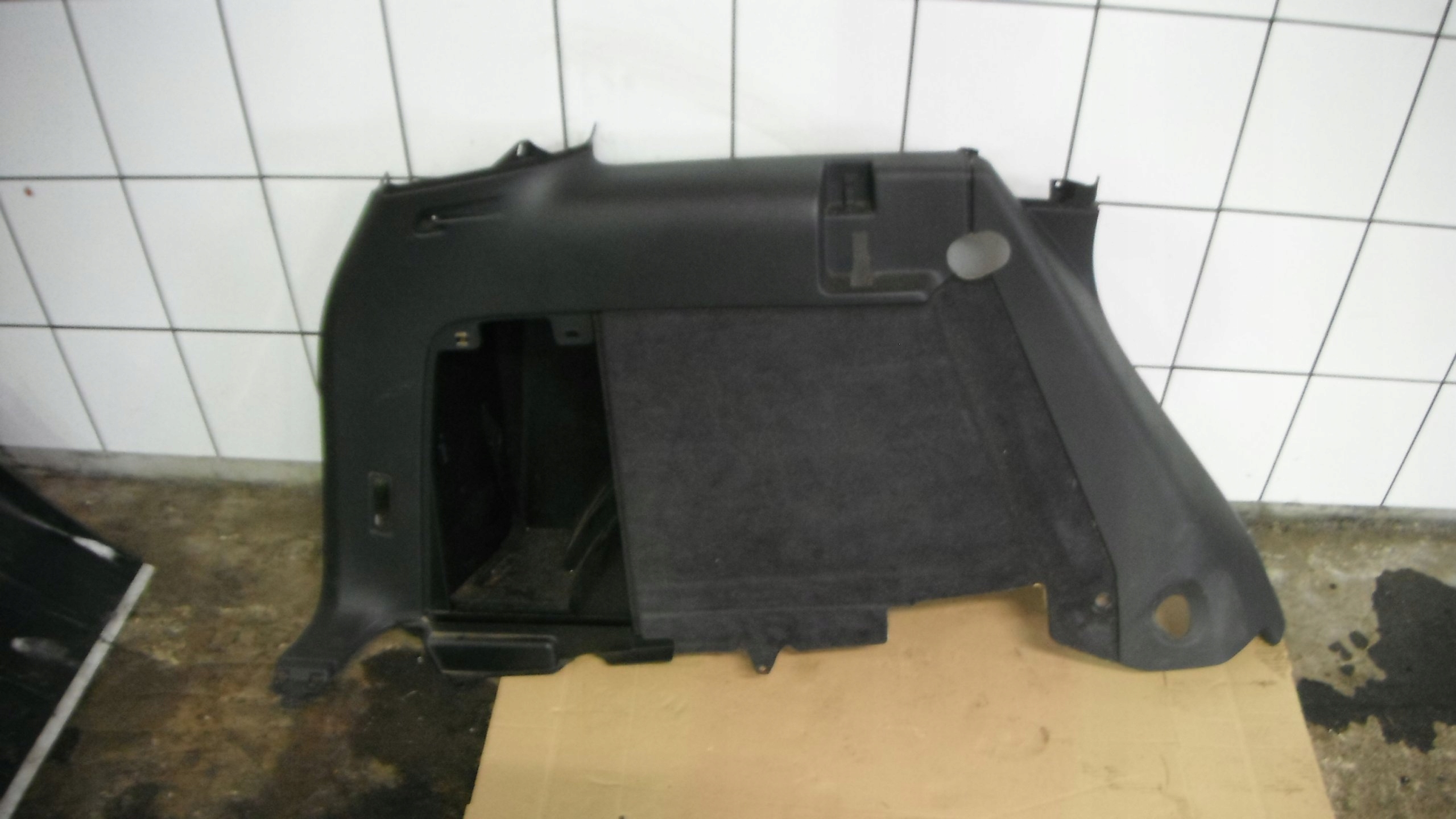 B1 - VW TOUAREG 7L 02-06 БЕКОН ОБИВКА ПРАВАЯ ЗАДНЯЯ